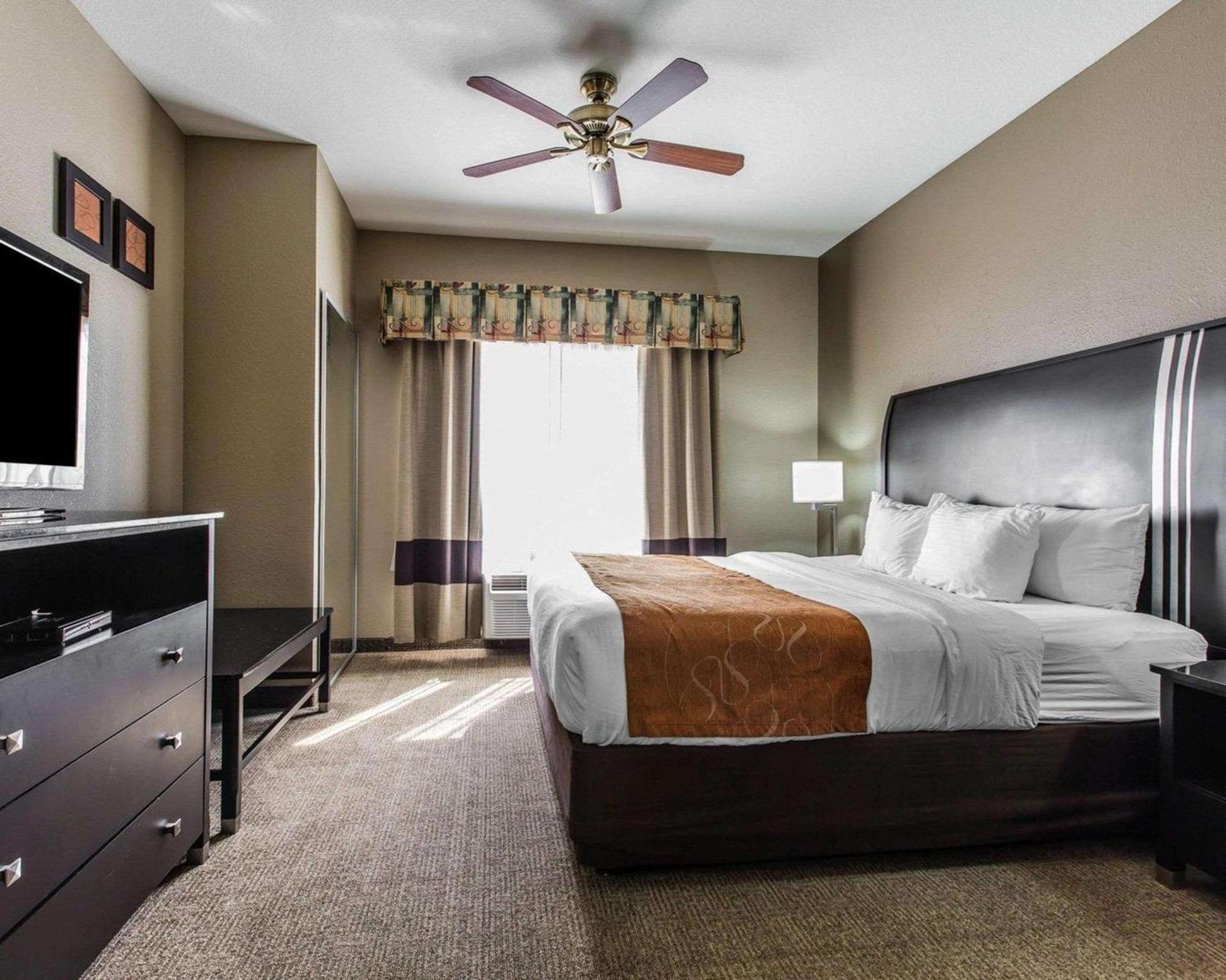 Comfort Suites Bakersfield photo 22