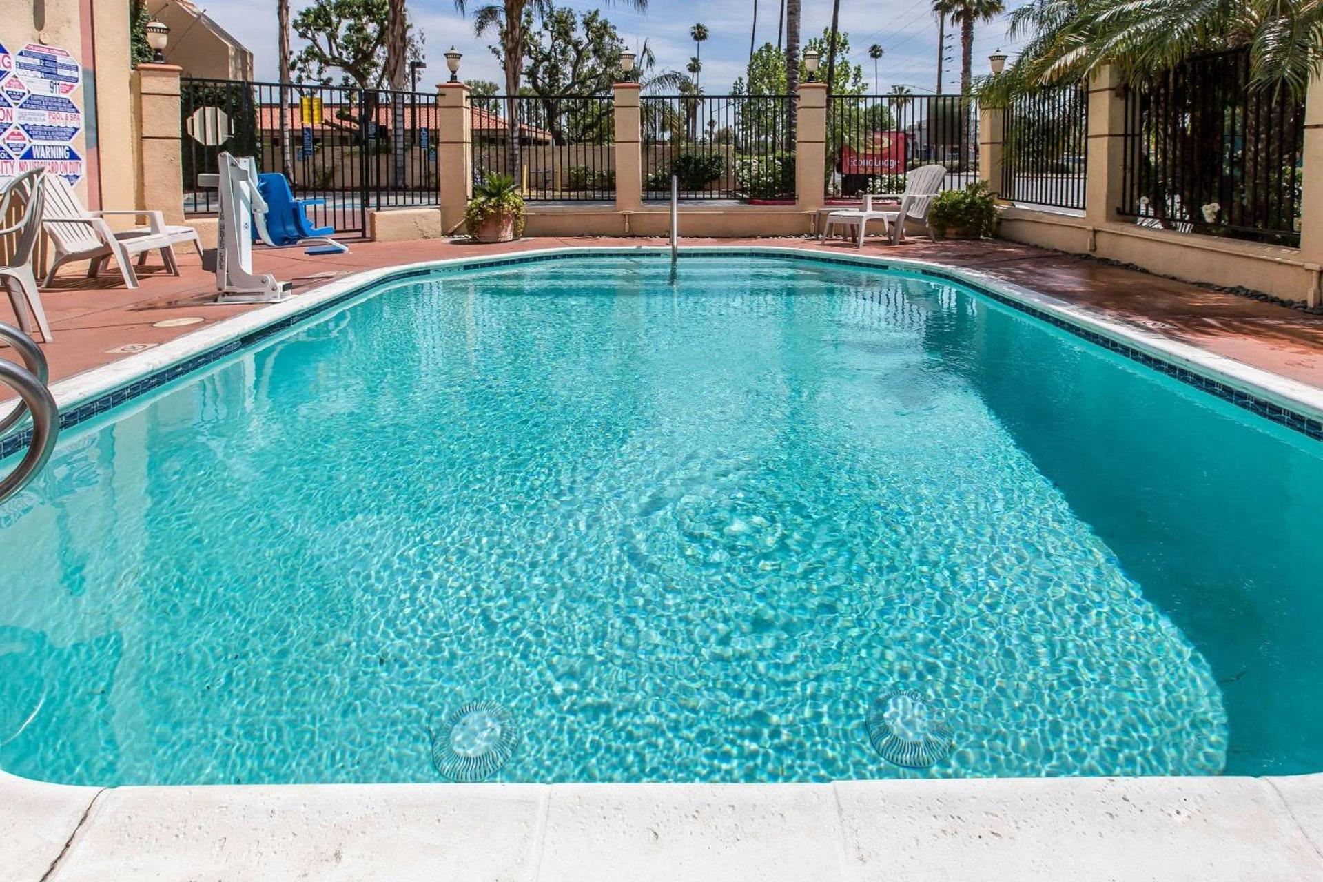 Econo Lodge Inn & Suites Riverside - Corona photo 22