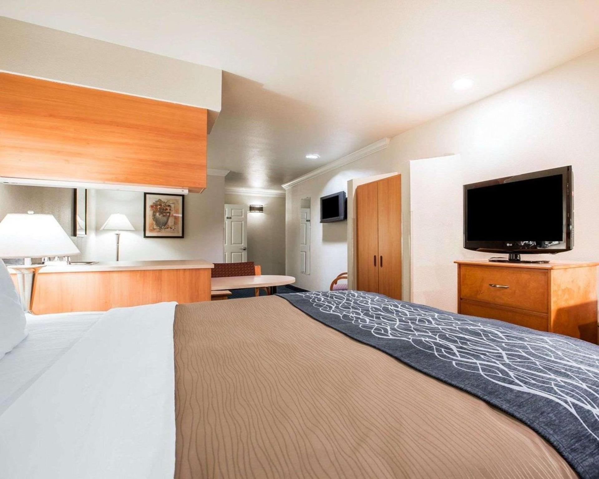 Comfort Inn & Suites Salinas City Center Area photo 18
