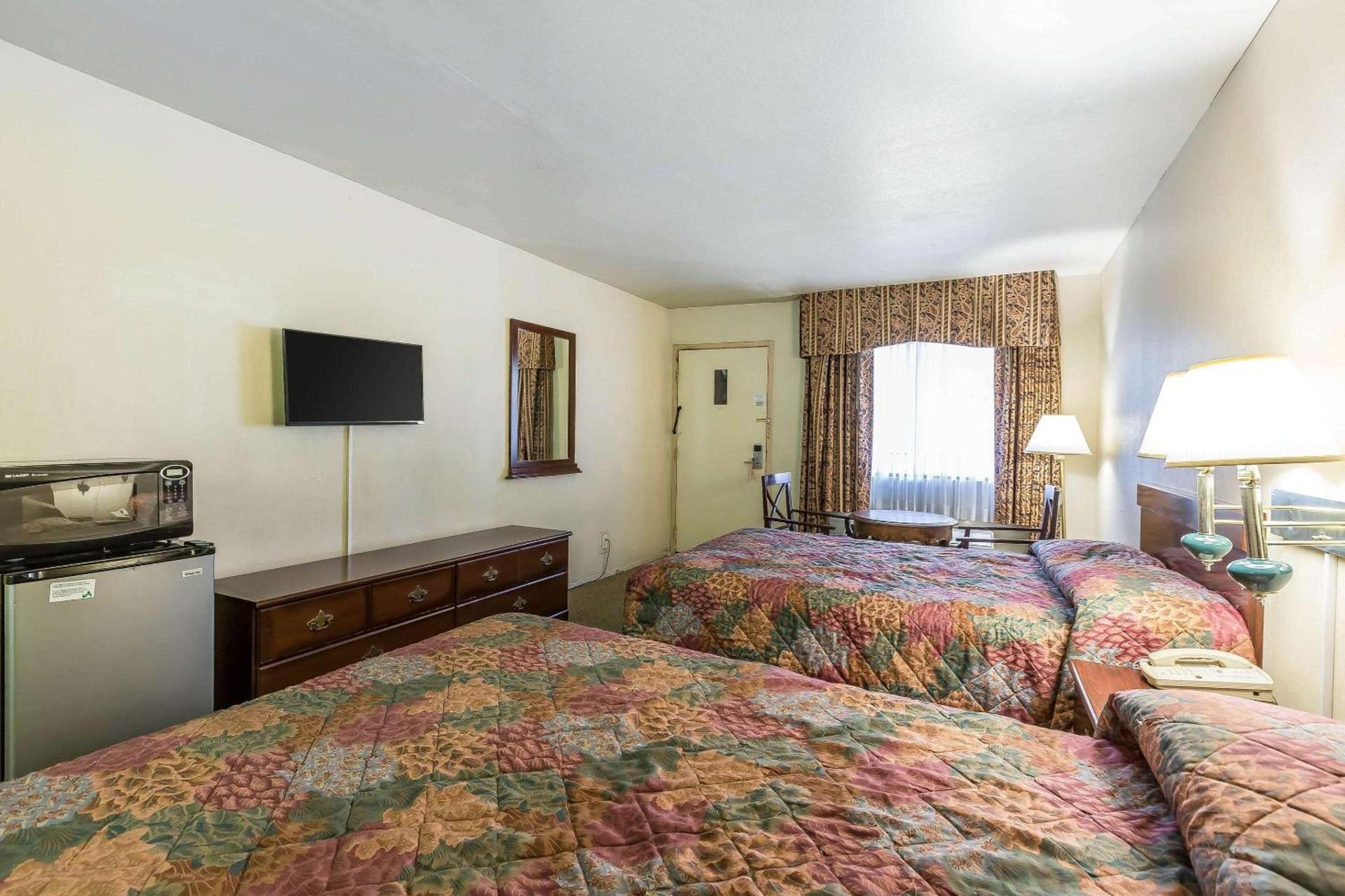 Rodeway Inn Magic Mountain Area photo 17