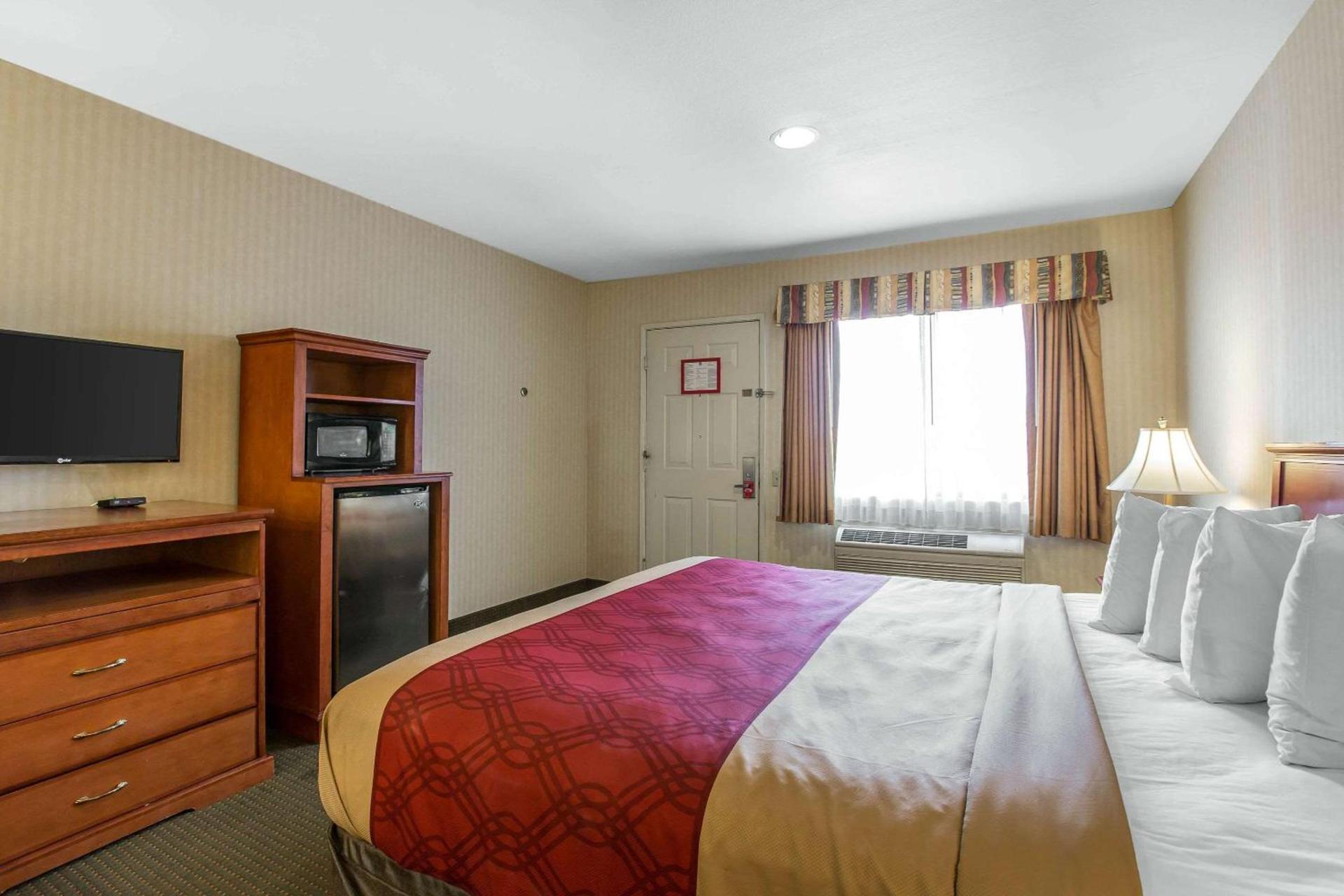 Econo Lodge Inn & Suites Riverside - Corona photo 9