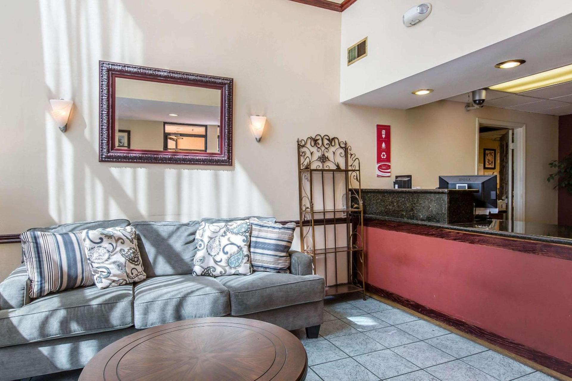 Econo Lodge Inn & Suites Riverside - Corona photo 7