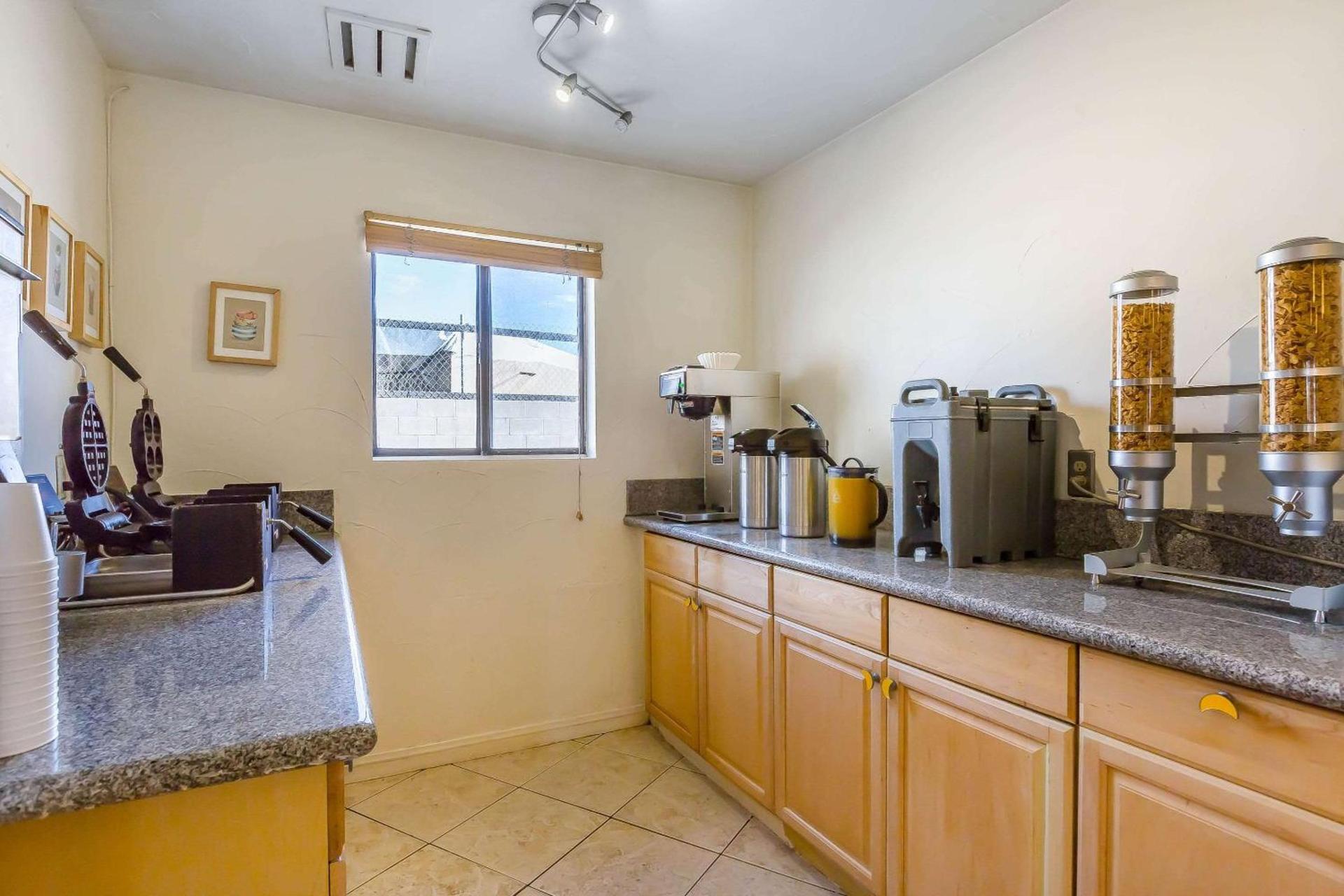 Rodeway Inn Magic Mountain Area photo 18