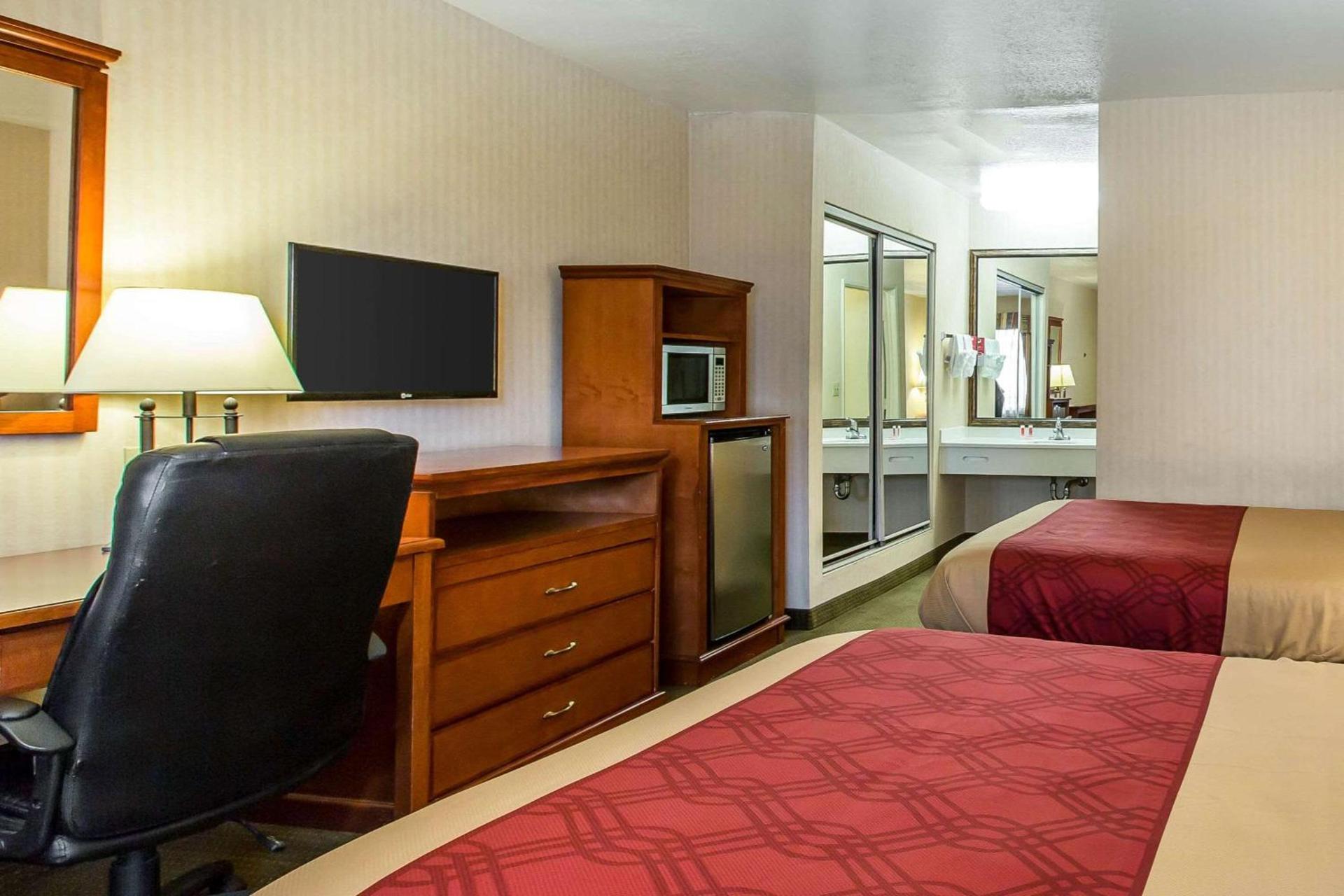 Econo Lodge Inn & Suites Riverside - Corona photo 11