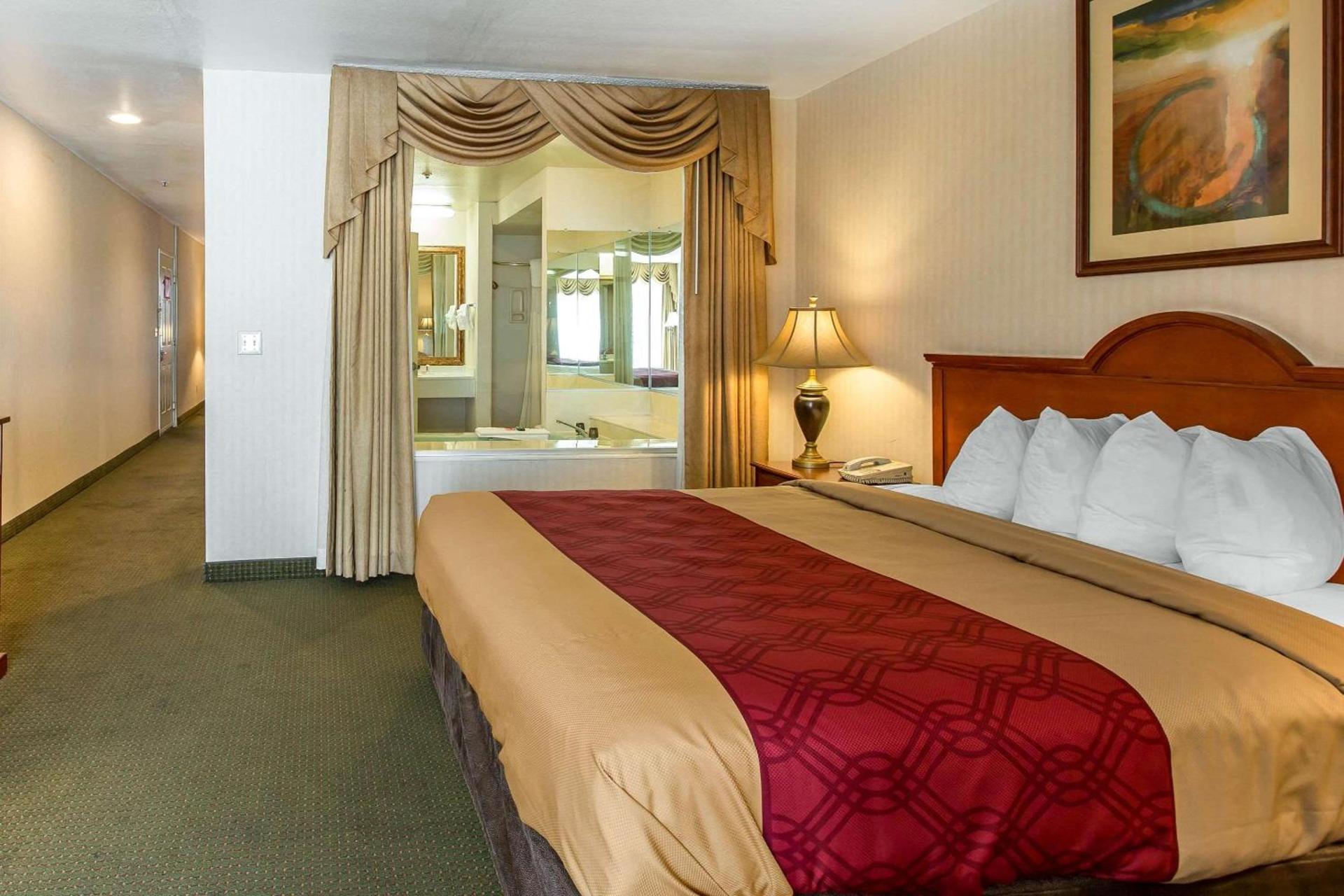 Econo Lodge Inn & Suites Riverside - Corona photo 20