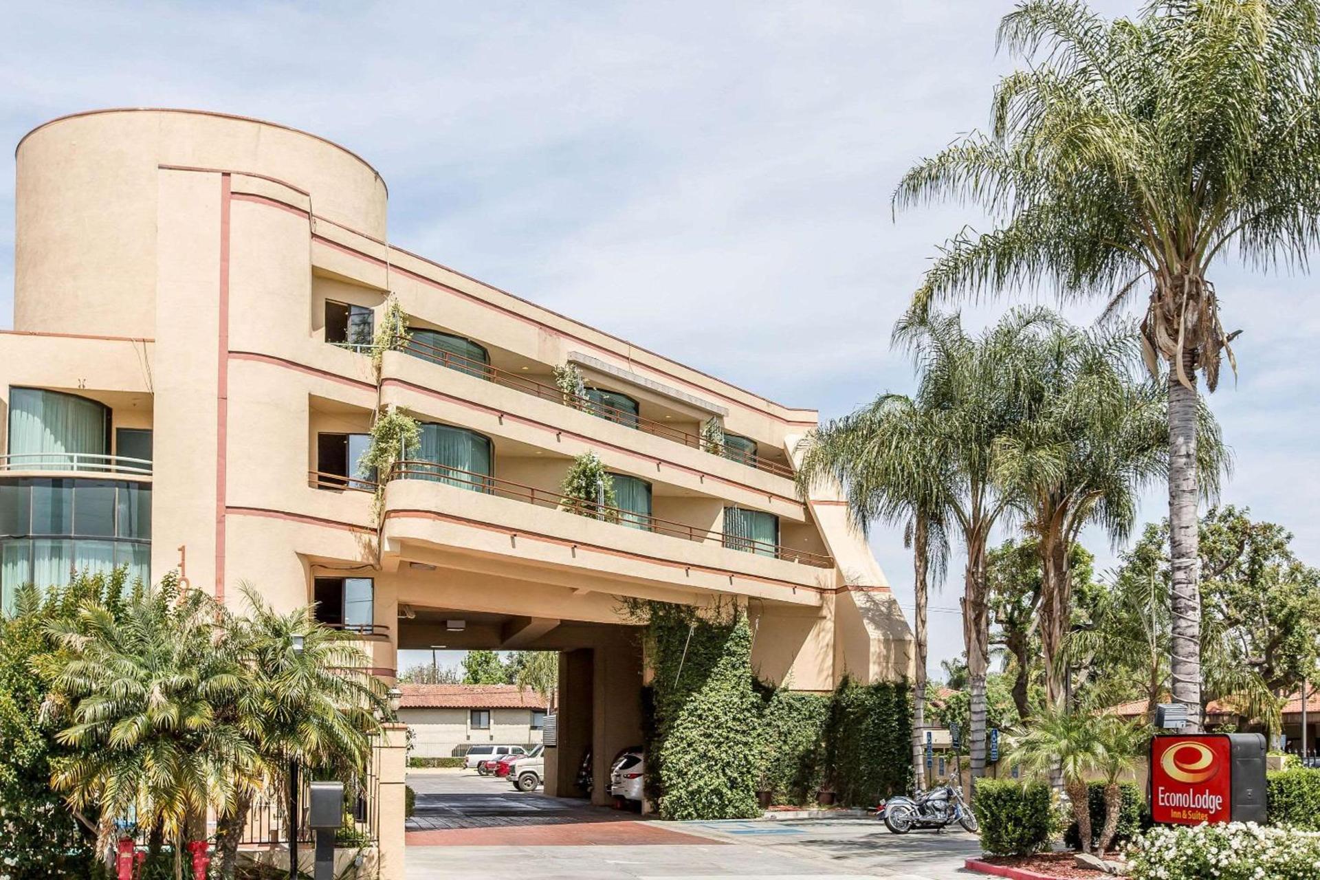 Econo Lodge Inn & Suites Riverside - Corona photo 3