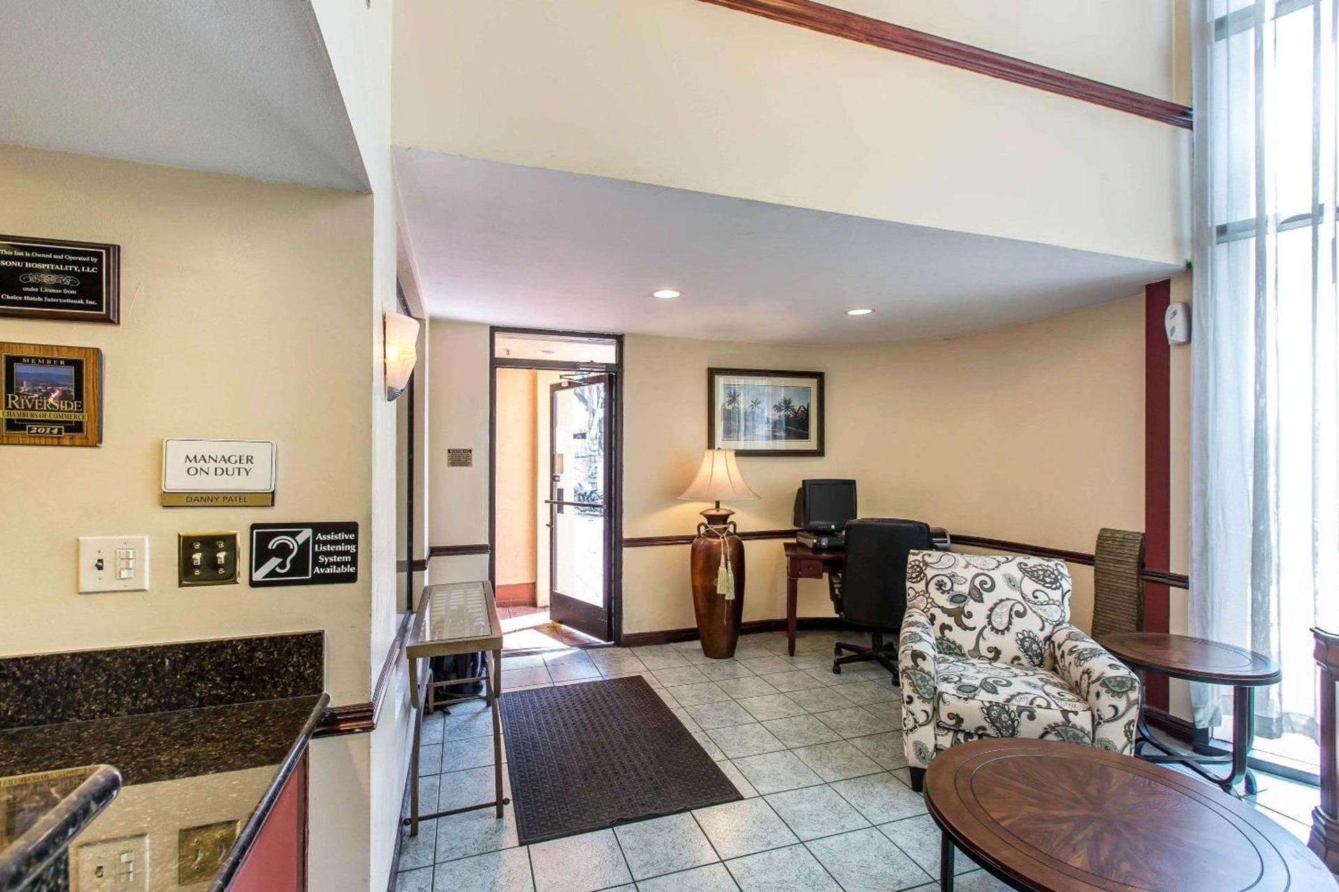 Econo Lodge Inn & Suites Riverside - Corona photo 5