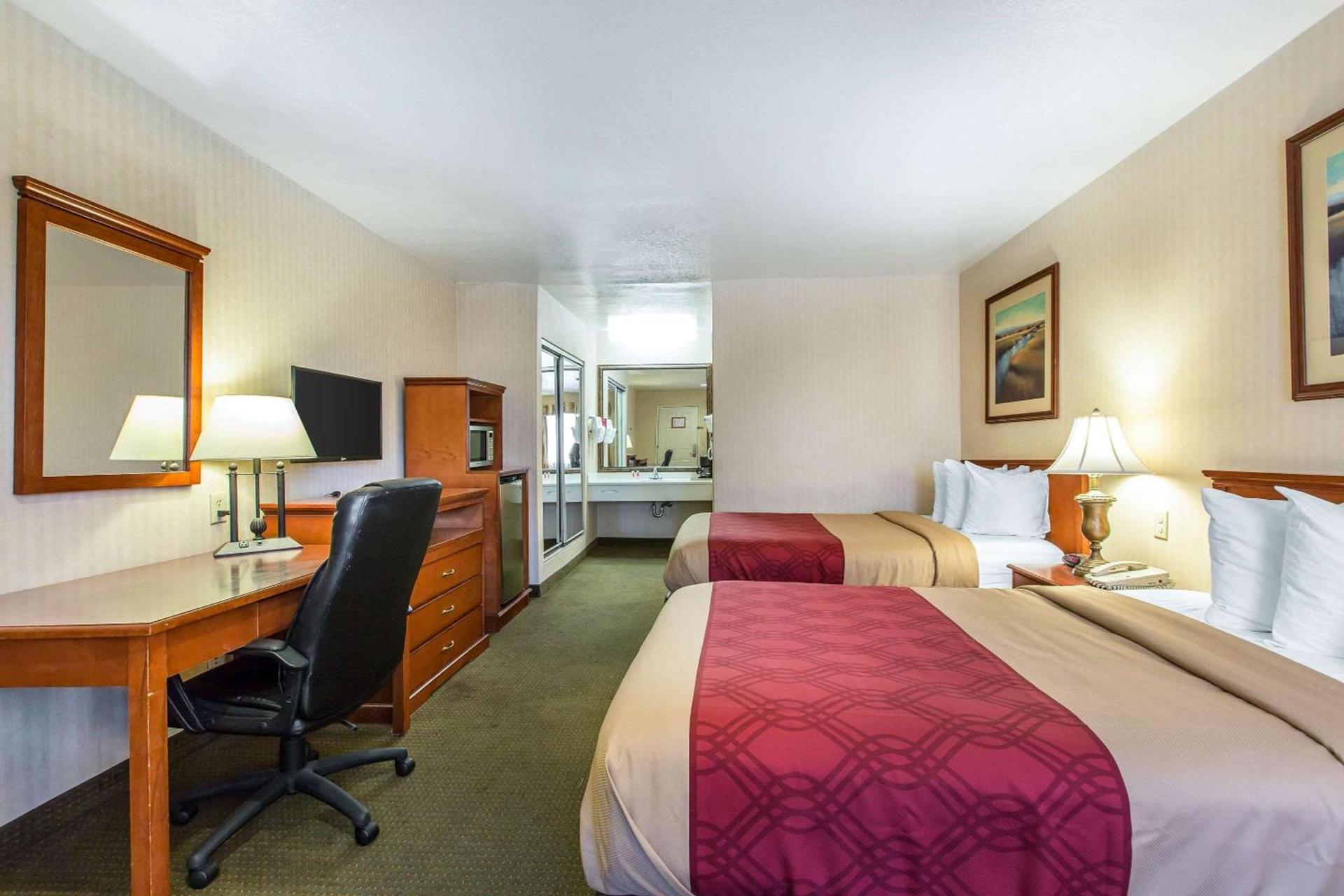 Econo Lodge Inn & Suites Riverside - Corona photo 13