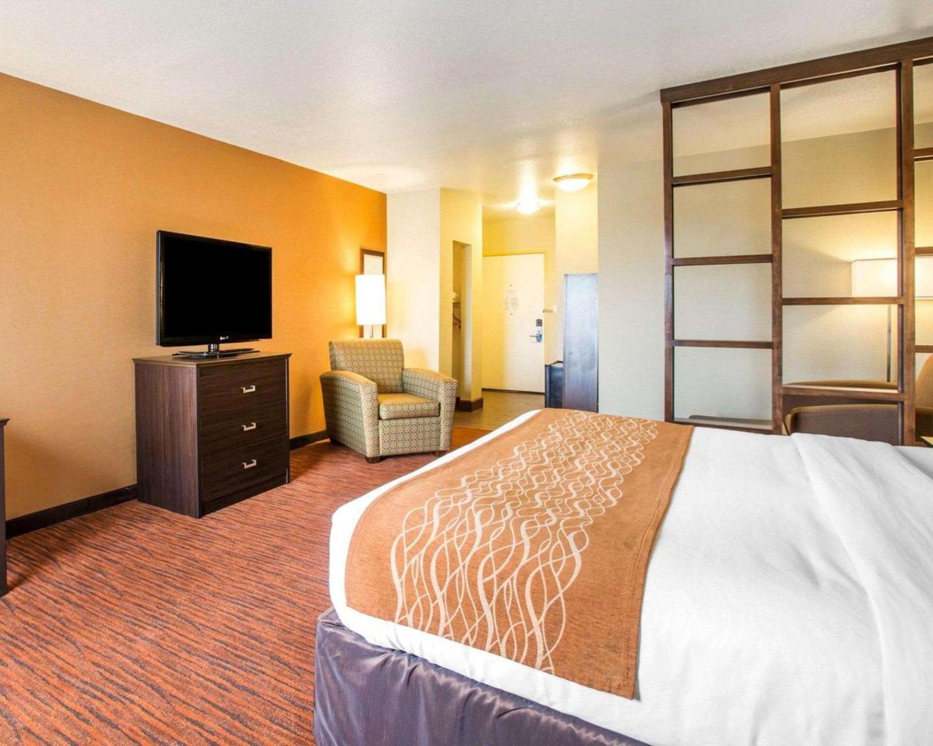 Comfort Suites Clovis - Fresno photo 28