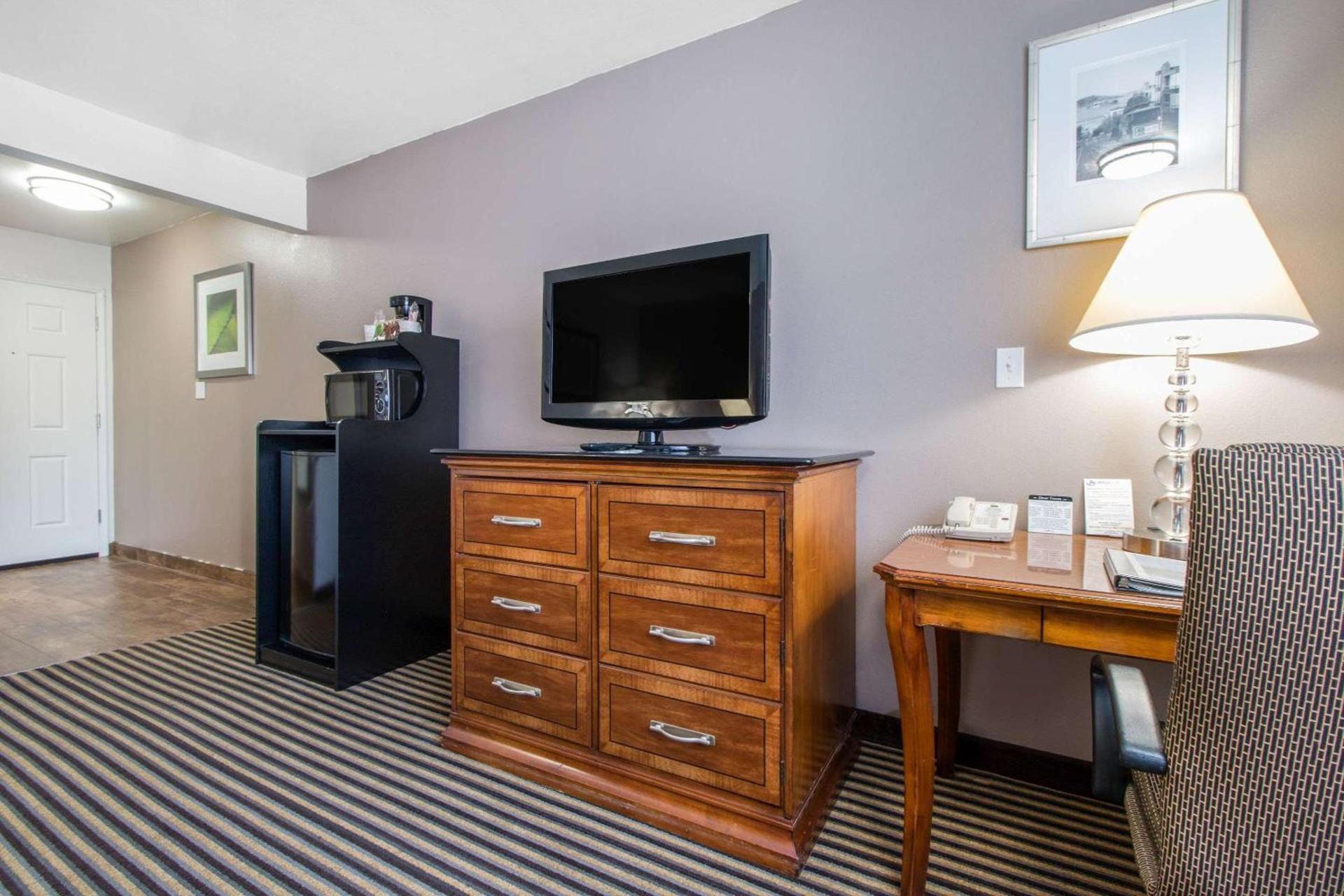 Ramada Bayside Inn & Suites Eureka photo 13