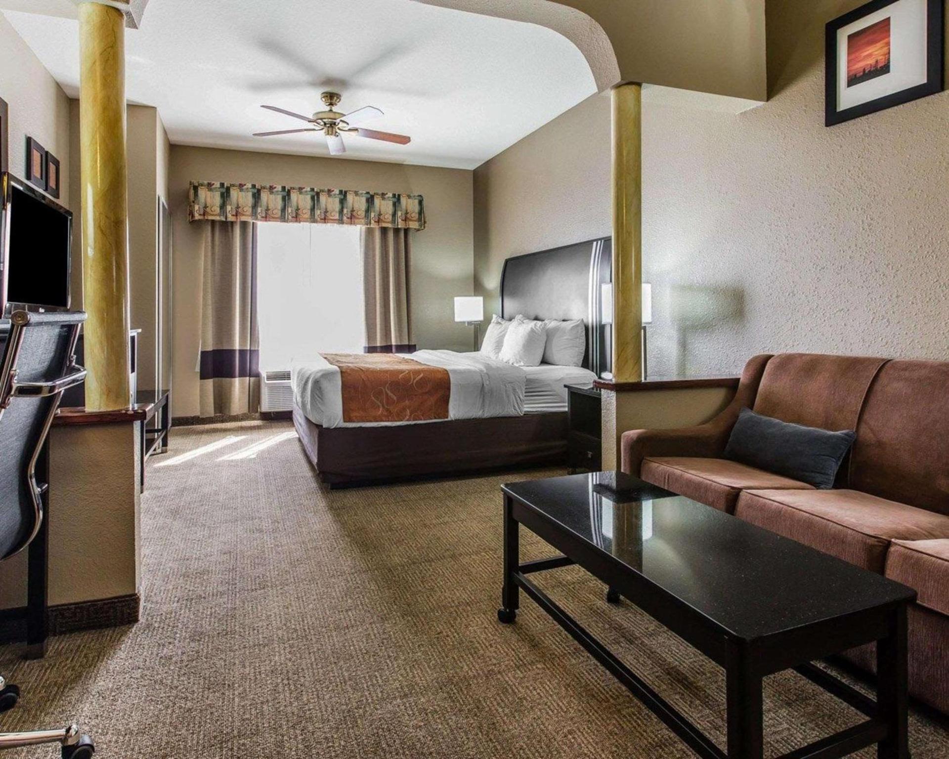 Comfort Suites Bakersfield photo 17