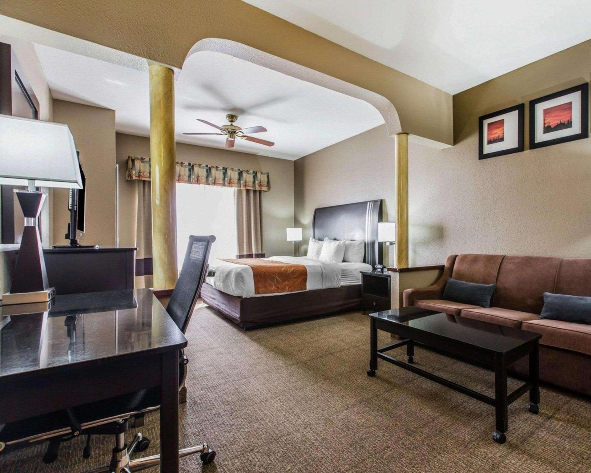 Comfort Suites Bakersfield photo 11
