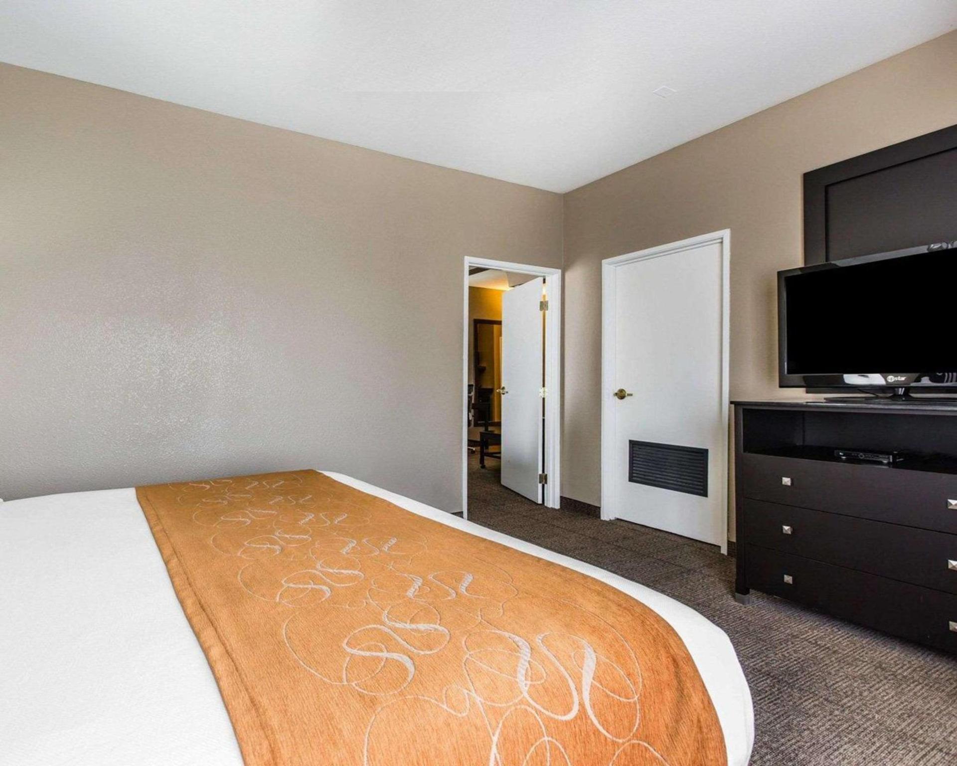 Comfort Suites Bakersfield photo 16