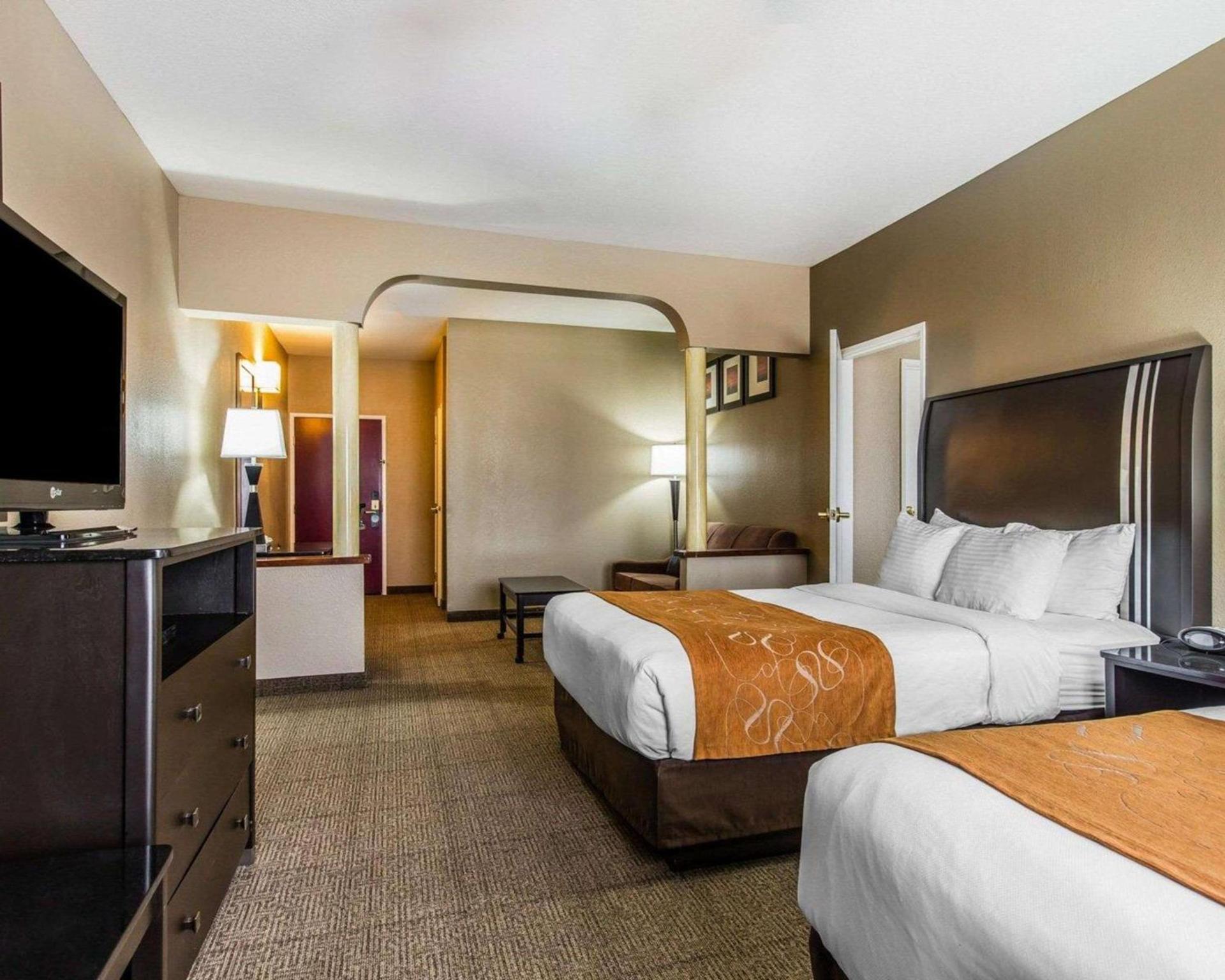 Comfort Suites Bakersfield photo 21