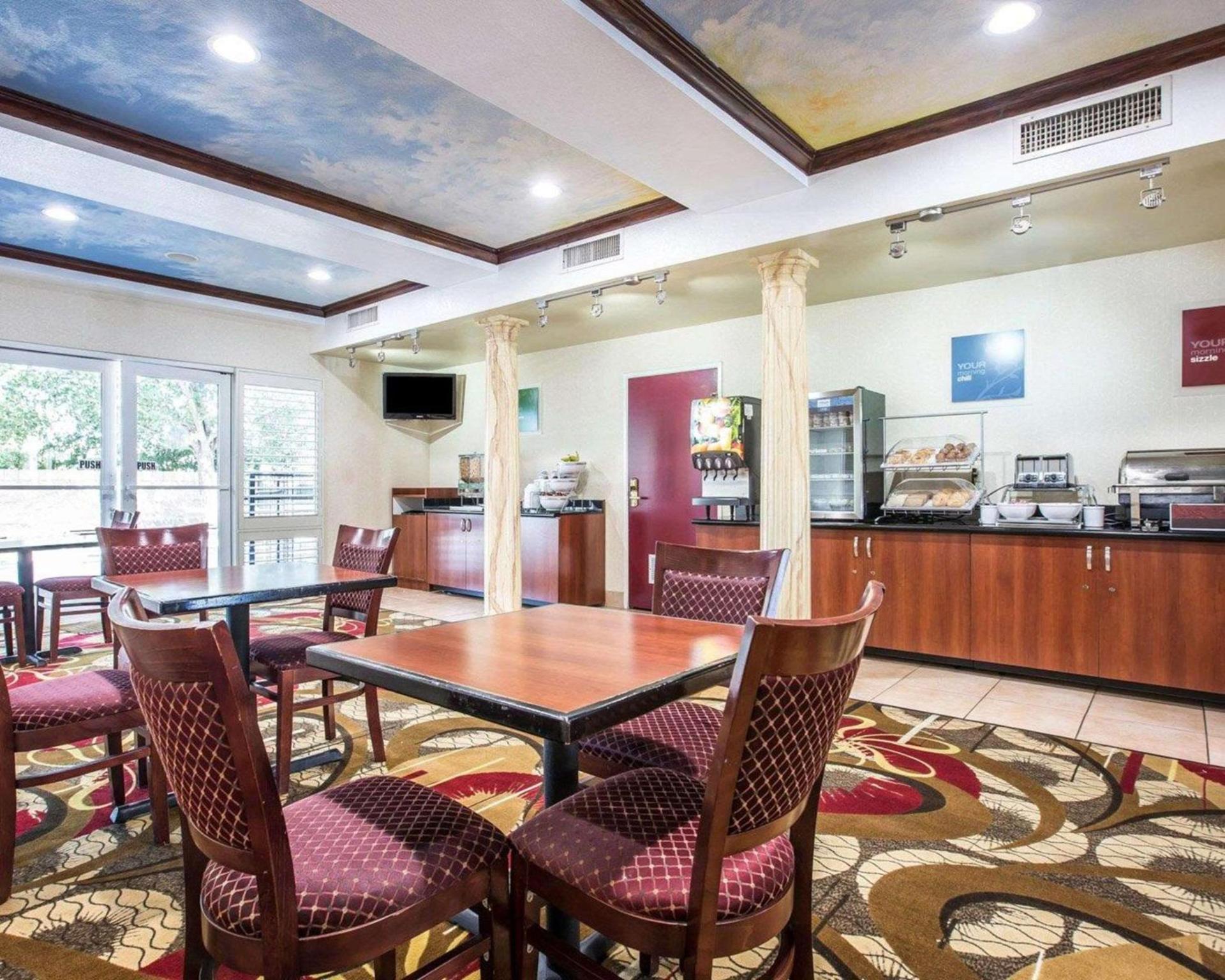 Comfort Suites Bakersfield photo 32