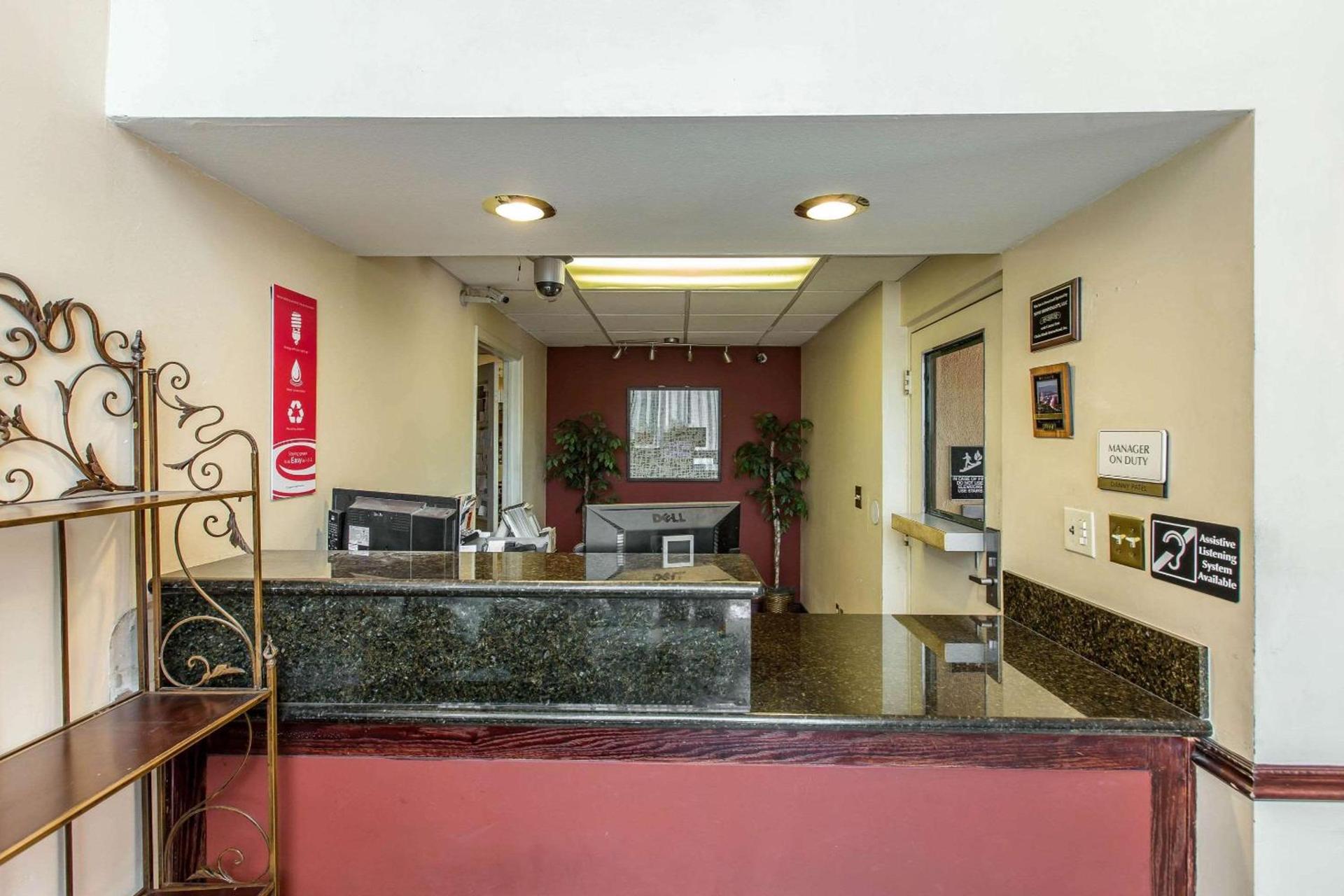 Econo Lodge Inn & Suites Riverside - Corona photo 4
