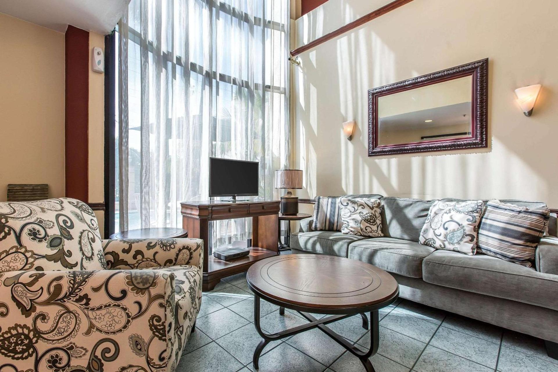 Econo Lodge Inn & Suites Riverside - Corona photo 6