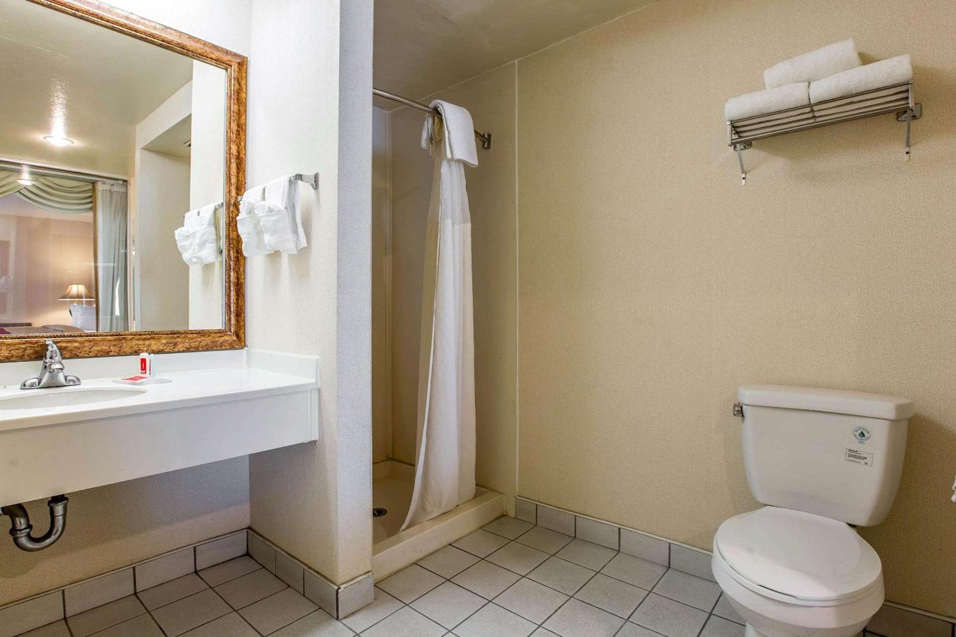 Econo Lodge Inn & Suites Riverside - Corona photo 17