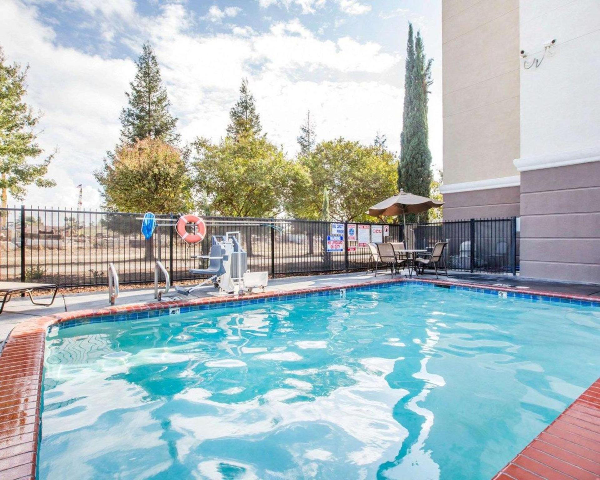 Comfort Suites Clovis - Fresno photo 2