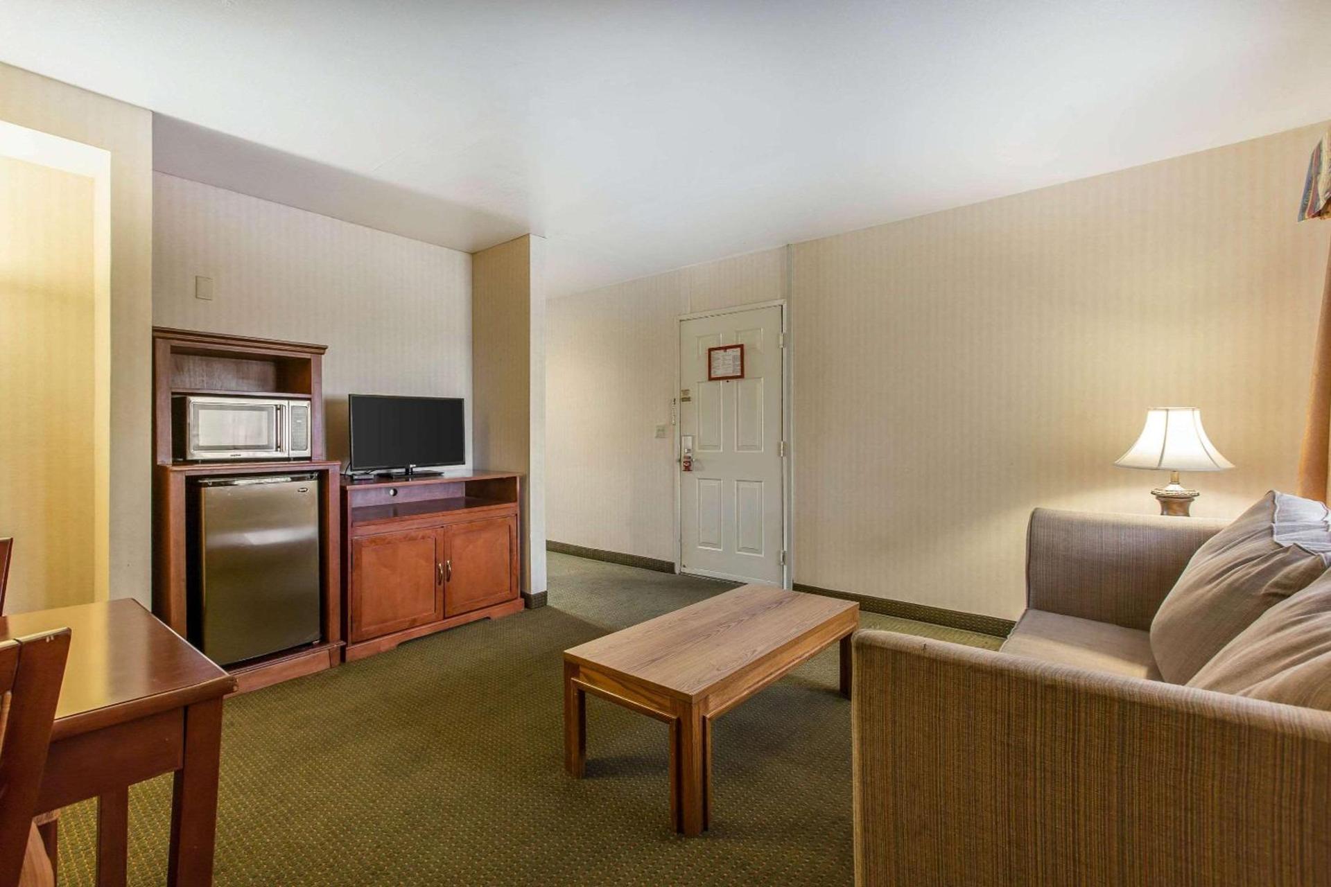 Econo Lodge Inn & Suites Riverside - Corona photo 19