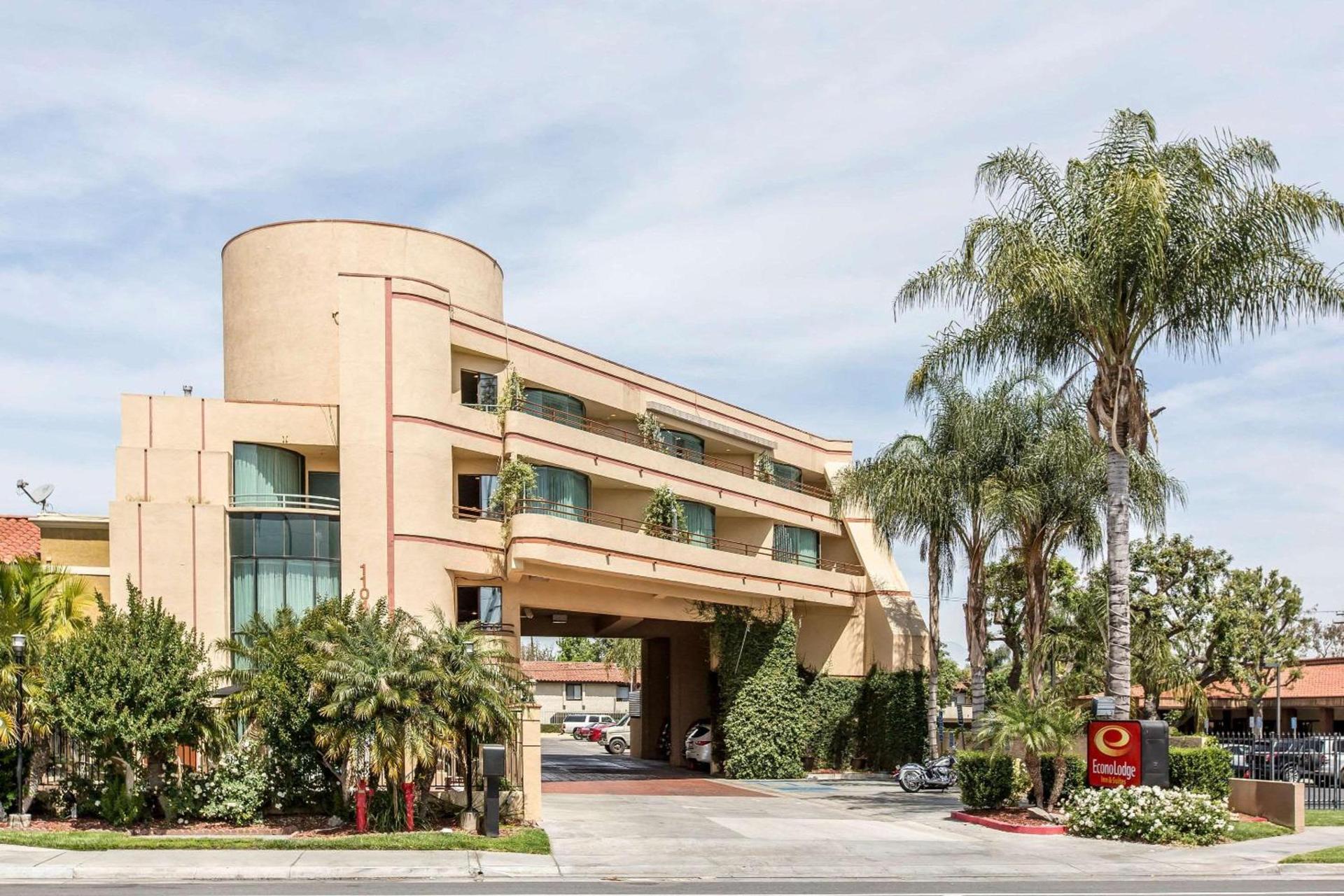 Econo Lodge Inn & Suites Riverside - Corona photo 2