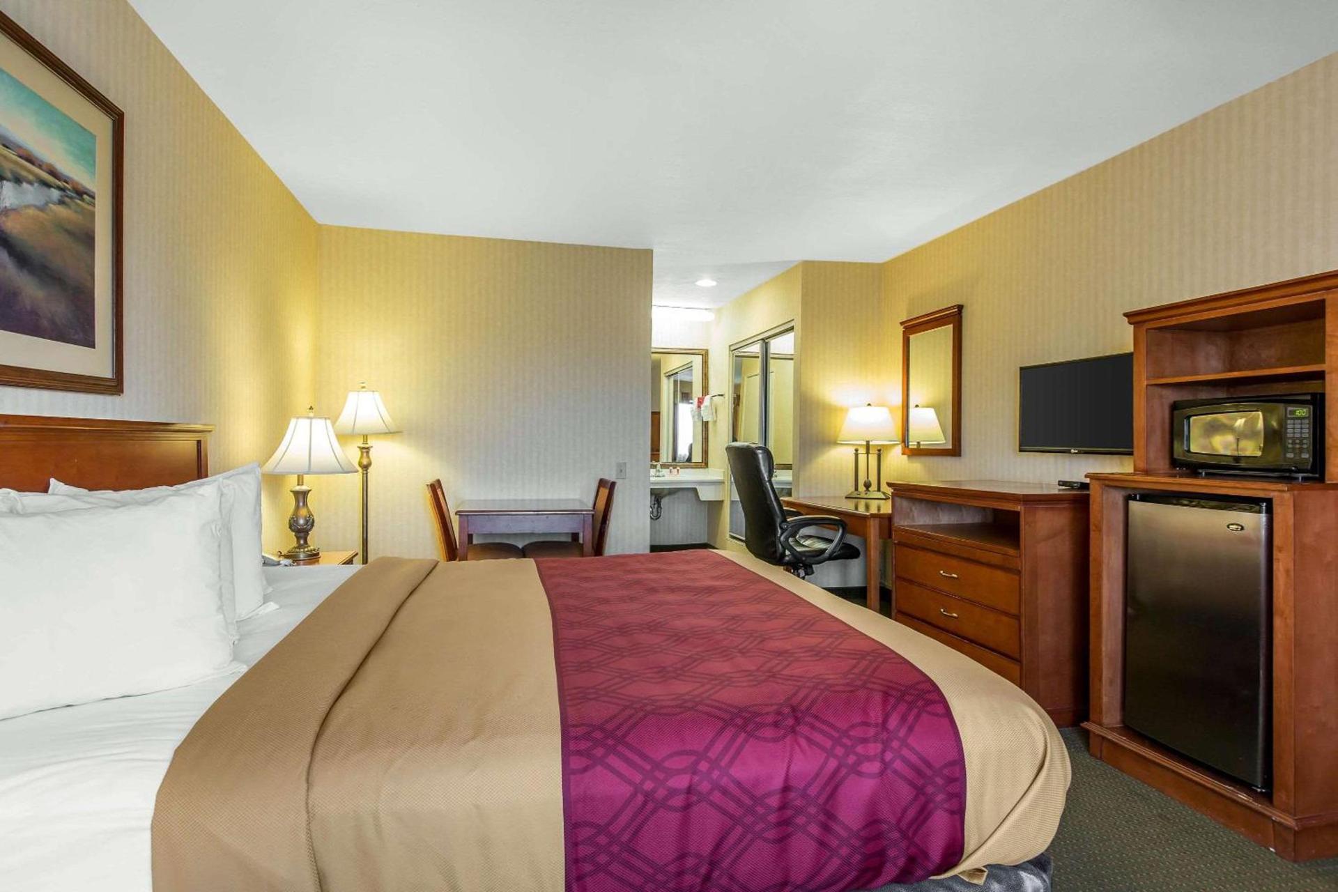 Econo Lodge Inn & Suites Riverside - Corona photo 8
