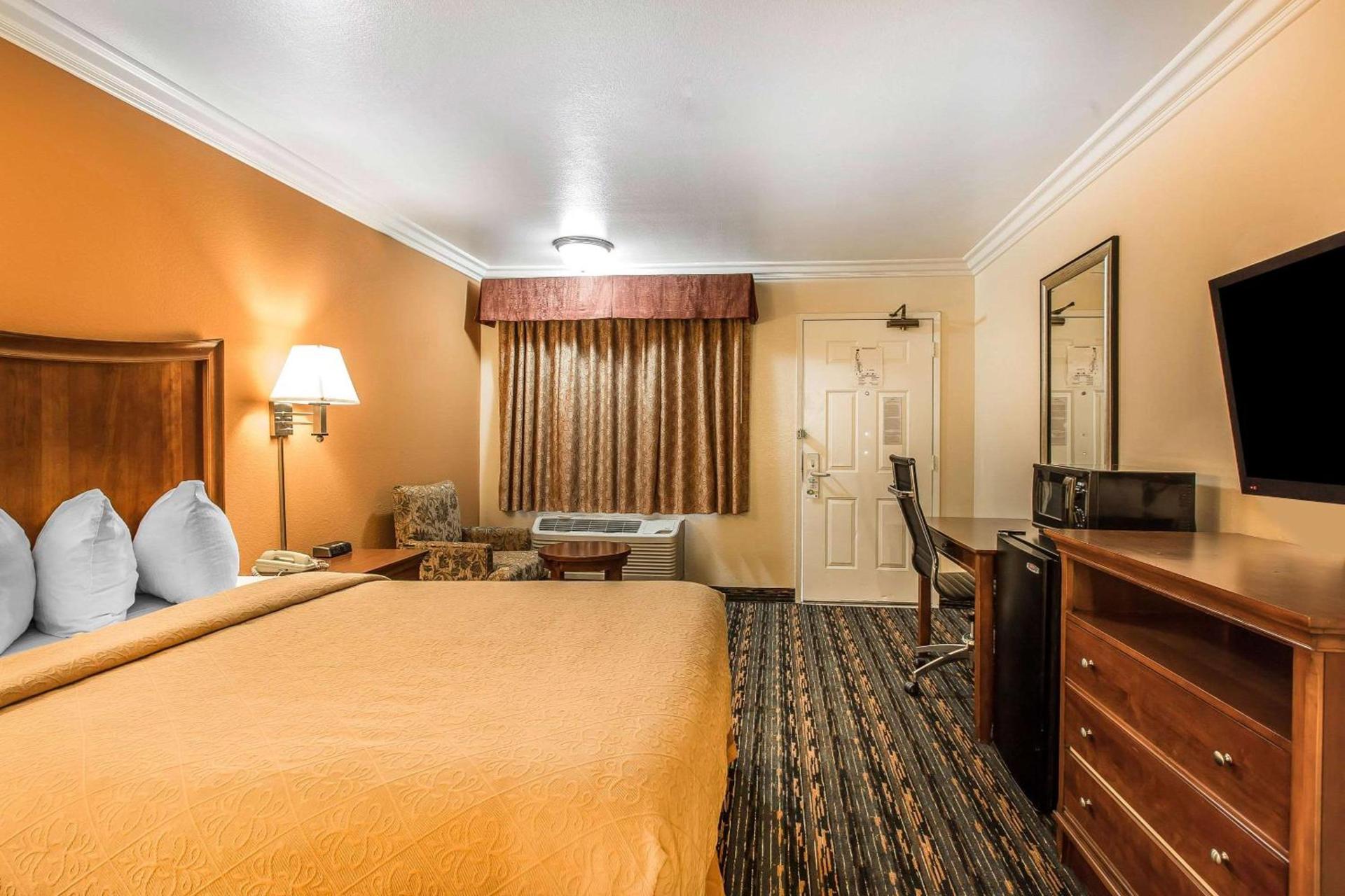 Quality Inn Lake Elsinore I-15 photo 12