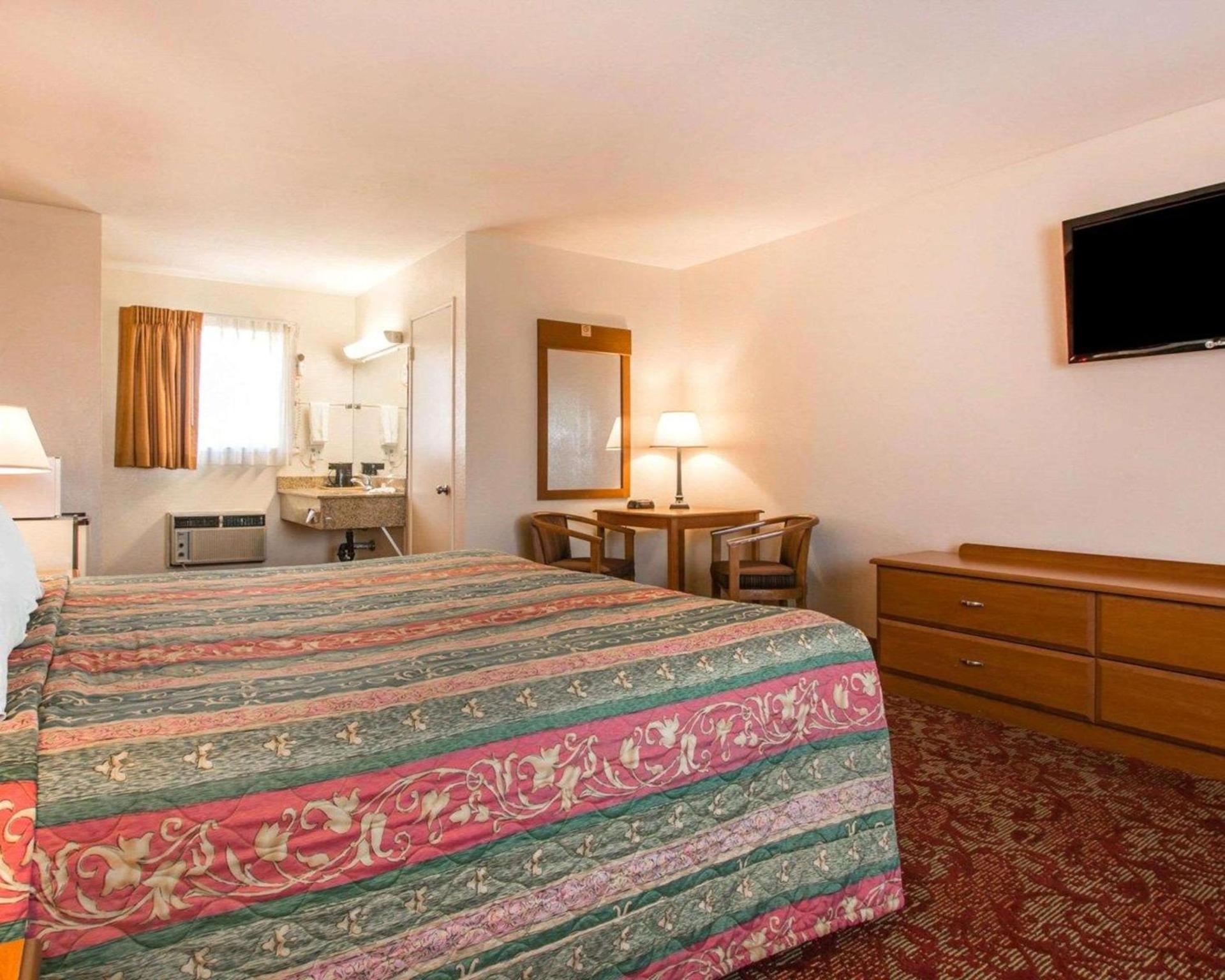 Rodeway Inn Fallbrook Downtown photo 4