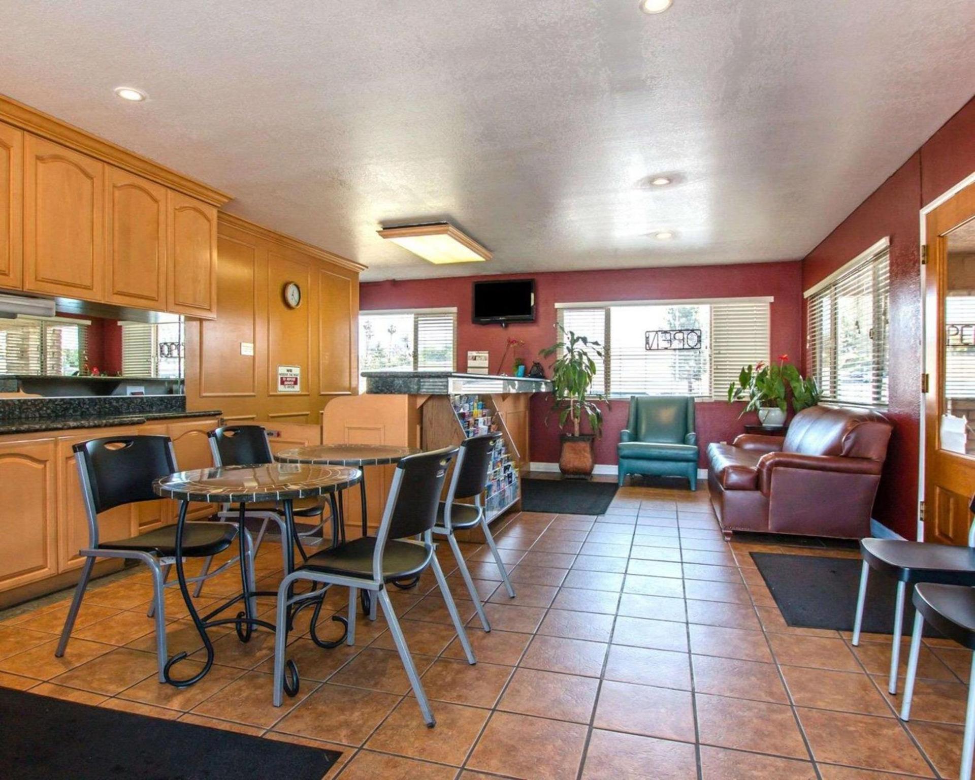Rodeway Inn Fallbrook Downtown photo 2