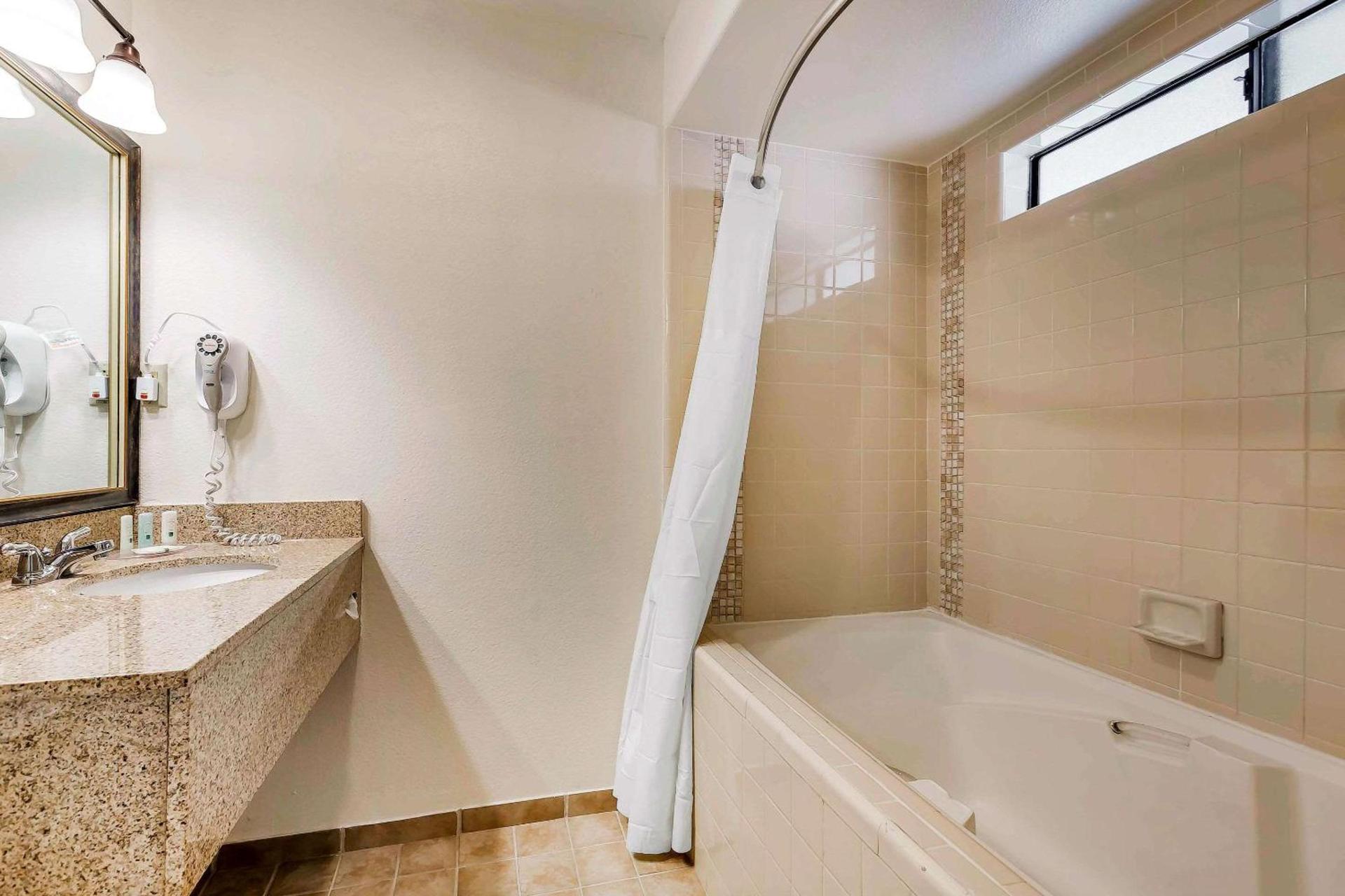 Quality Inn Fallbrook I-15 photo 9