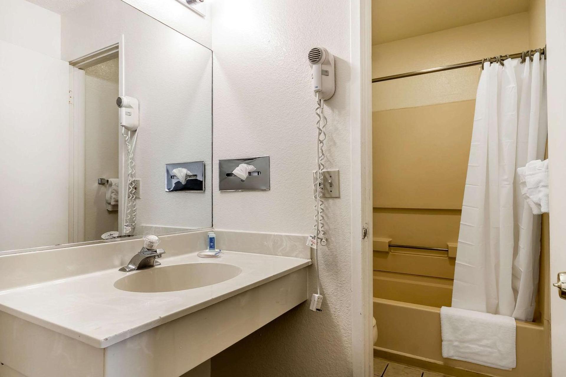 Rodeway Inn Wine Country photo 8