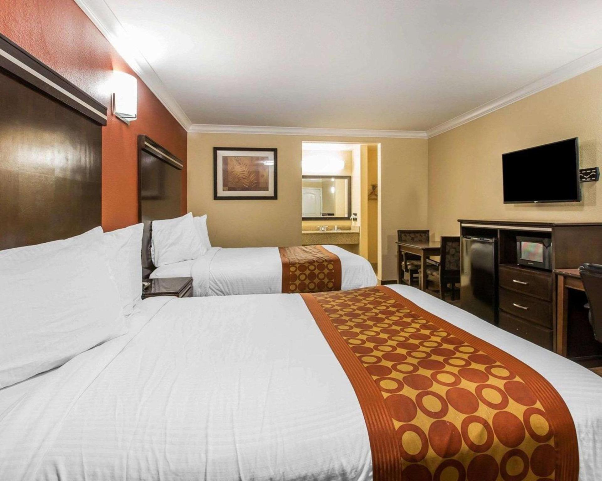 Rodeway Inn & Suites Corona photo 33