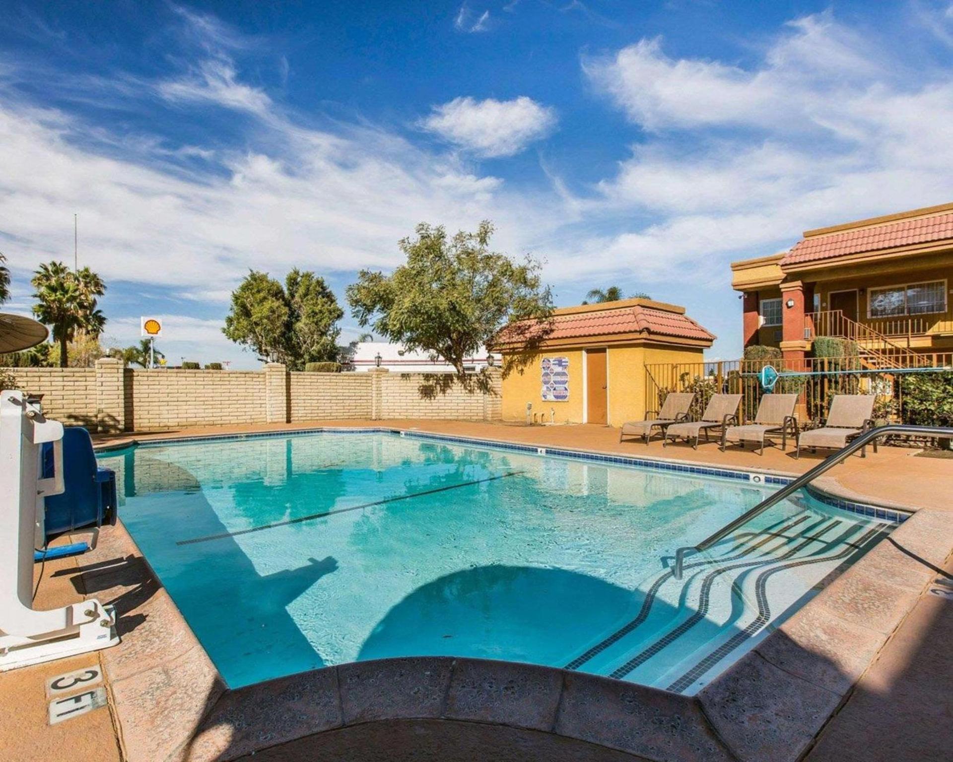 Rodeway Inn & Suites Corona photo 31