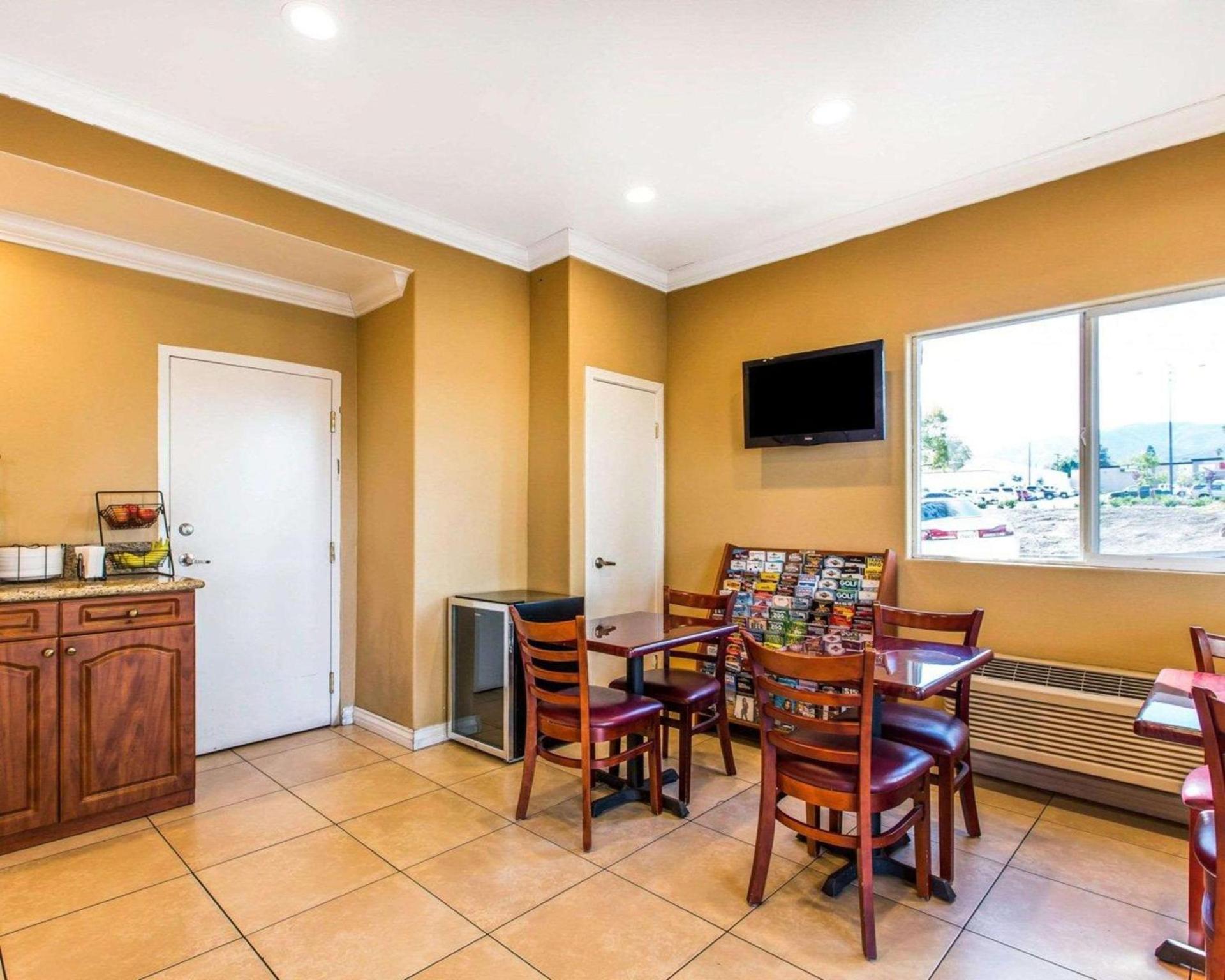 Rodeway Inn & Suites Corona photo 30