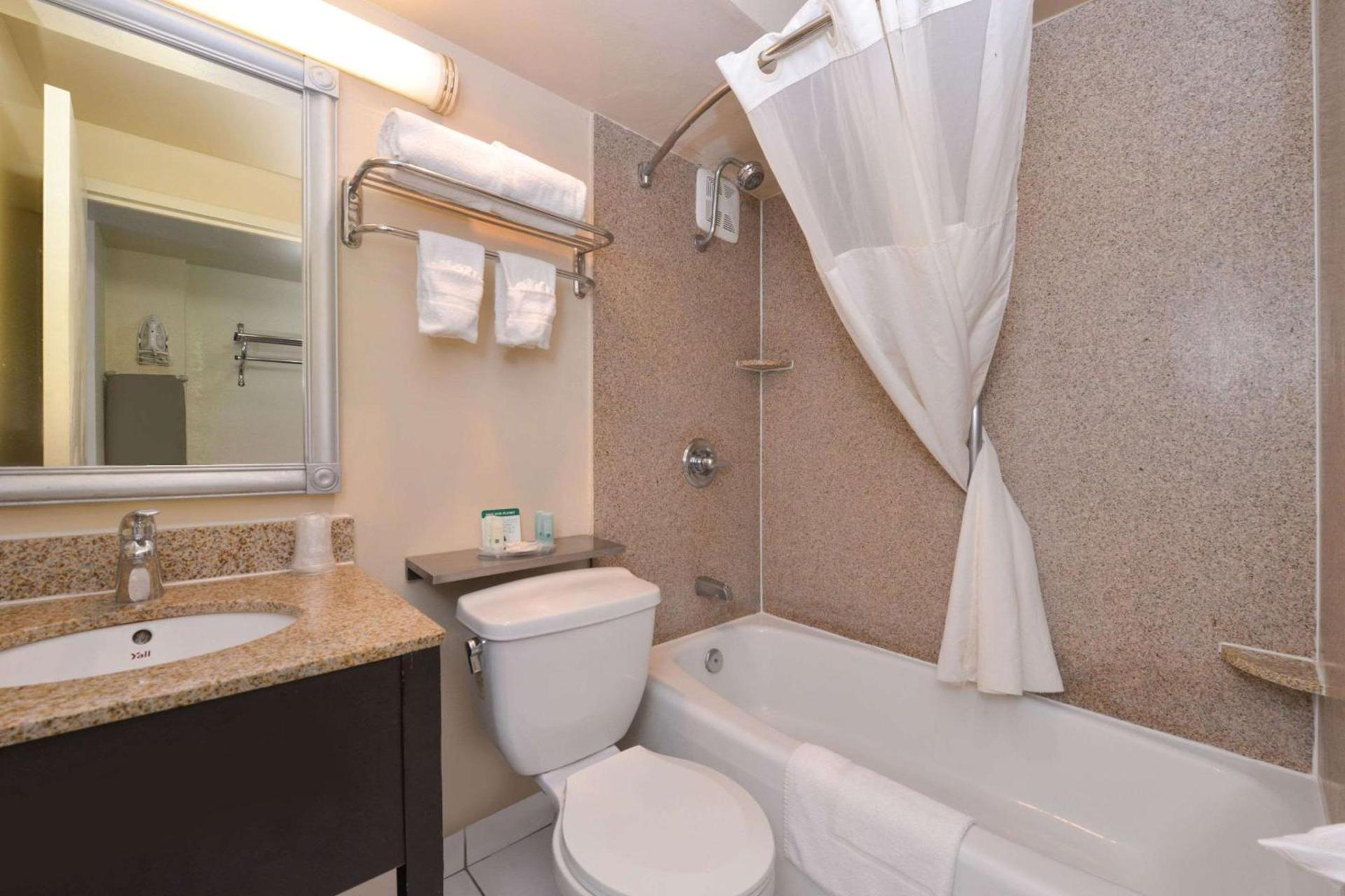 Quality Inn & Suites Montebello - Los Angeles photo 19
