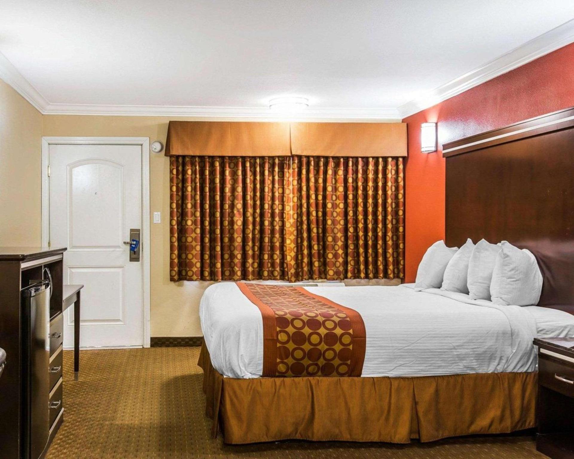 Rodeway Inn & Suites Corona photo 28