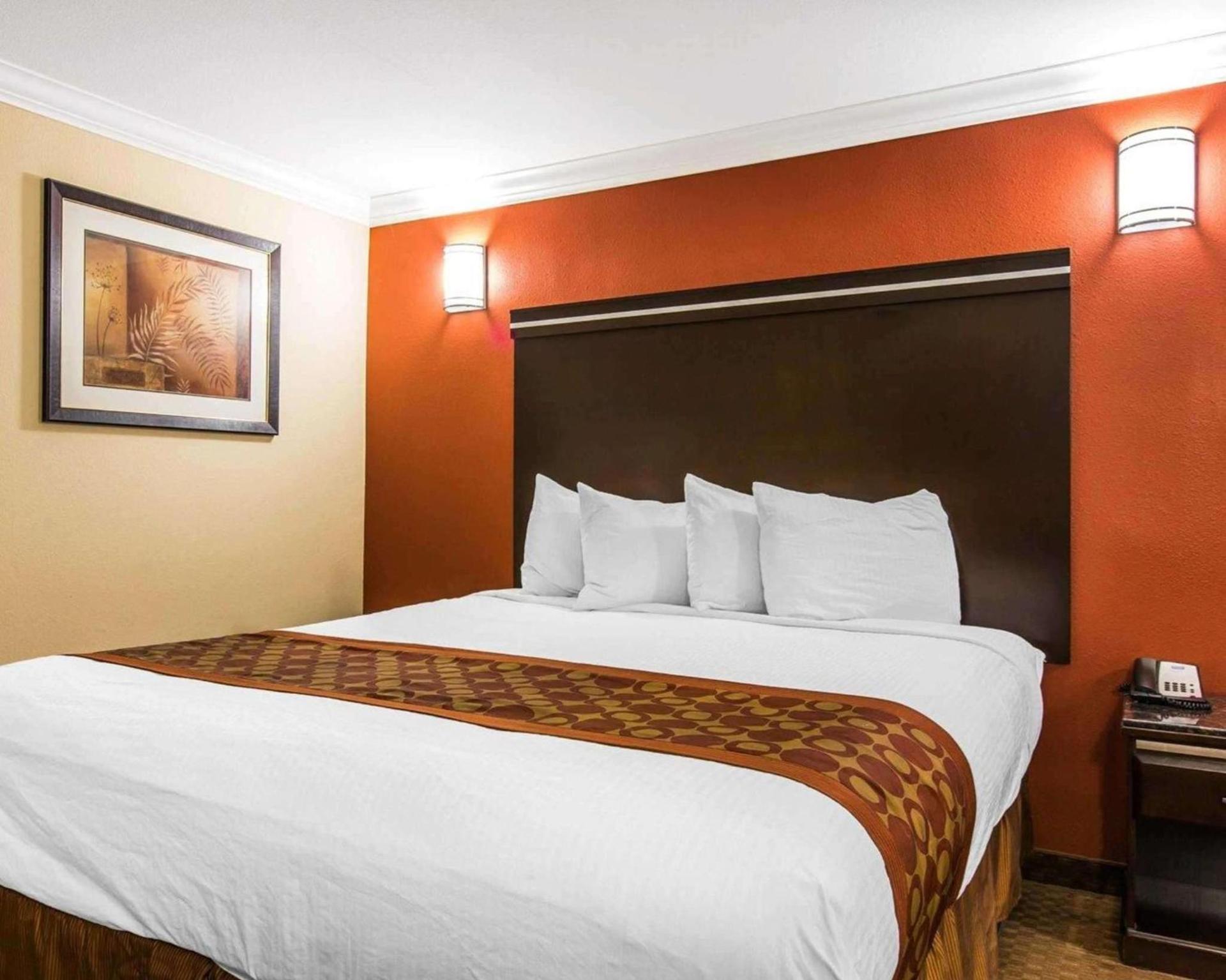 Rodeway Inn & Suites Corona photo 2