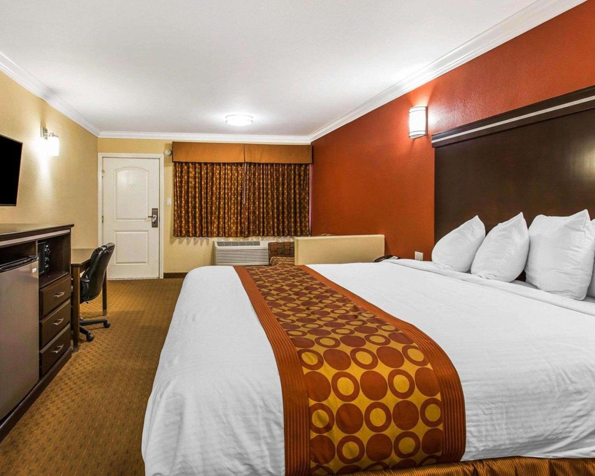 Rodeway Inn & Suites Corona photo 23