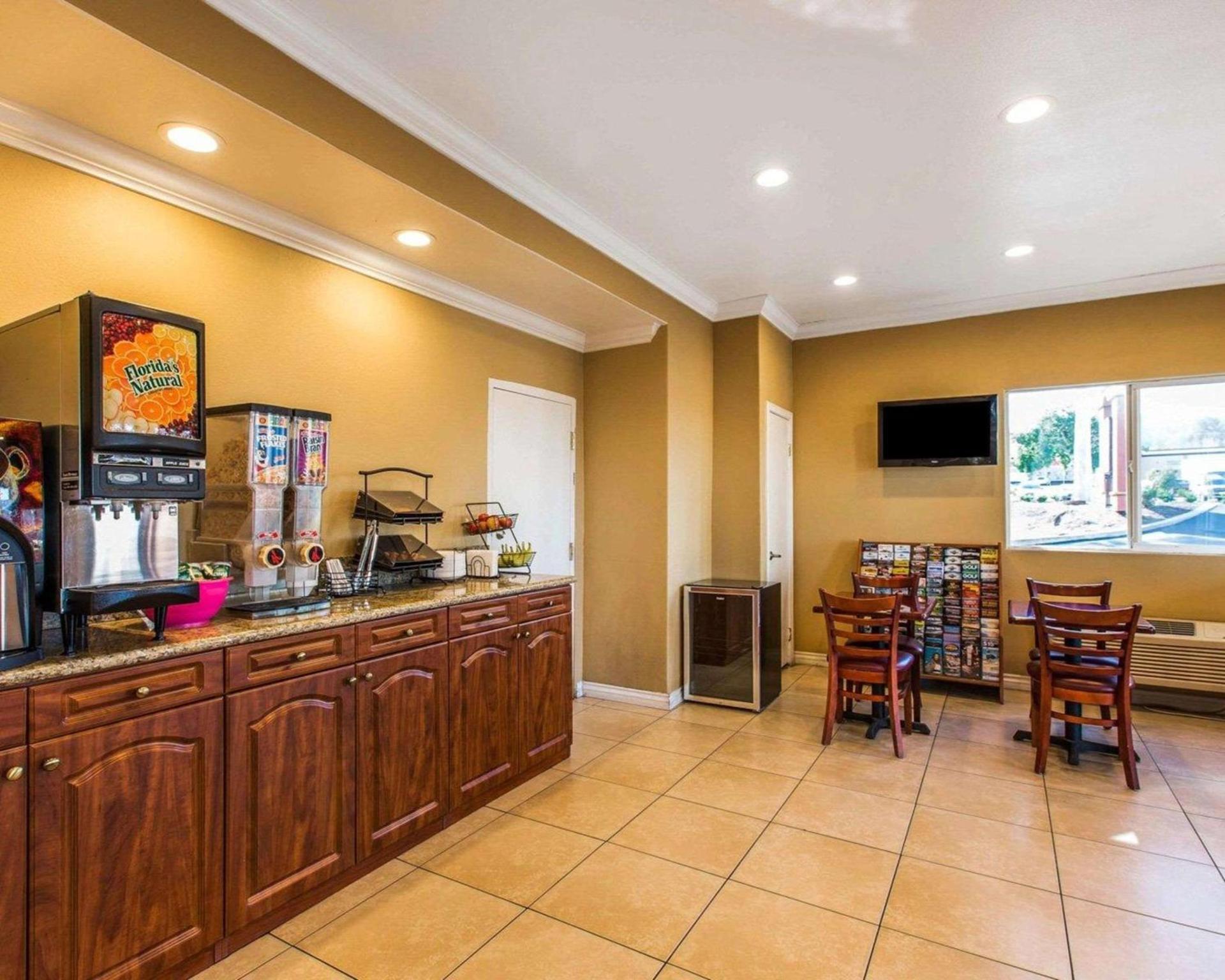 Rodeway Inn & Suites Corona photo 19