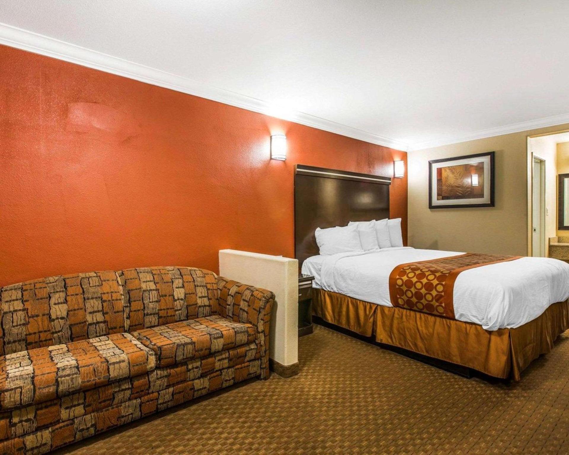 Rodeway Inn & Suites Corona photo 18