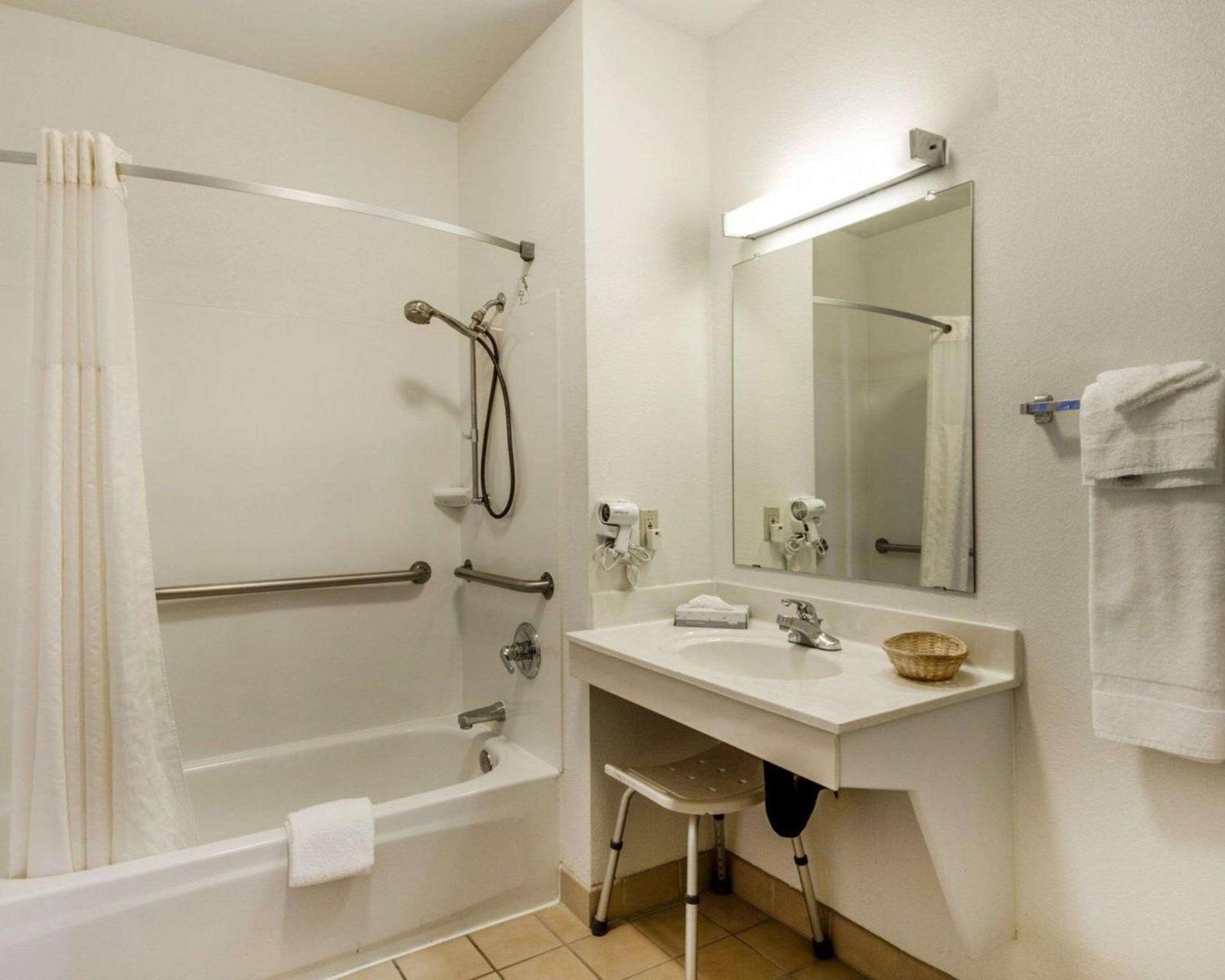 Pacific Coast Inn photo 12