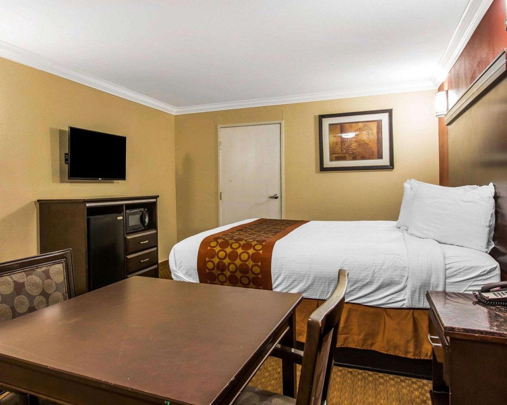 Rodeway Inn & Suites Corona photo 16