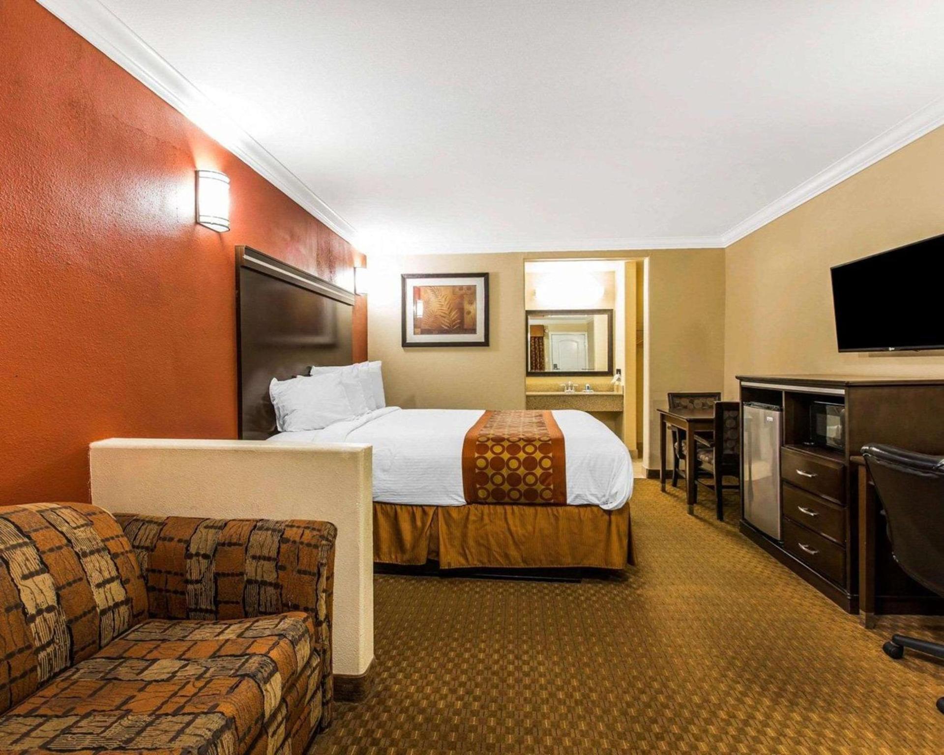 Rodeway Inn & Suites Corona photo 15