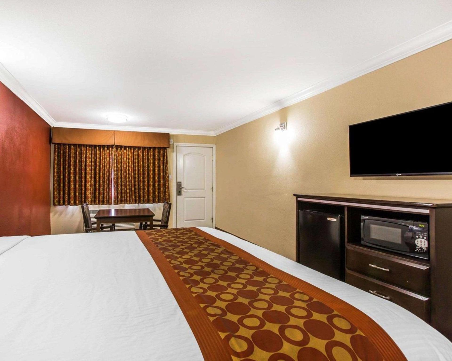 Rodeway Inn & Suites Corona photo 13