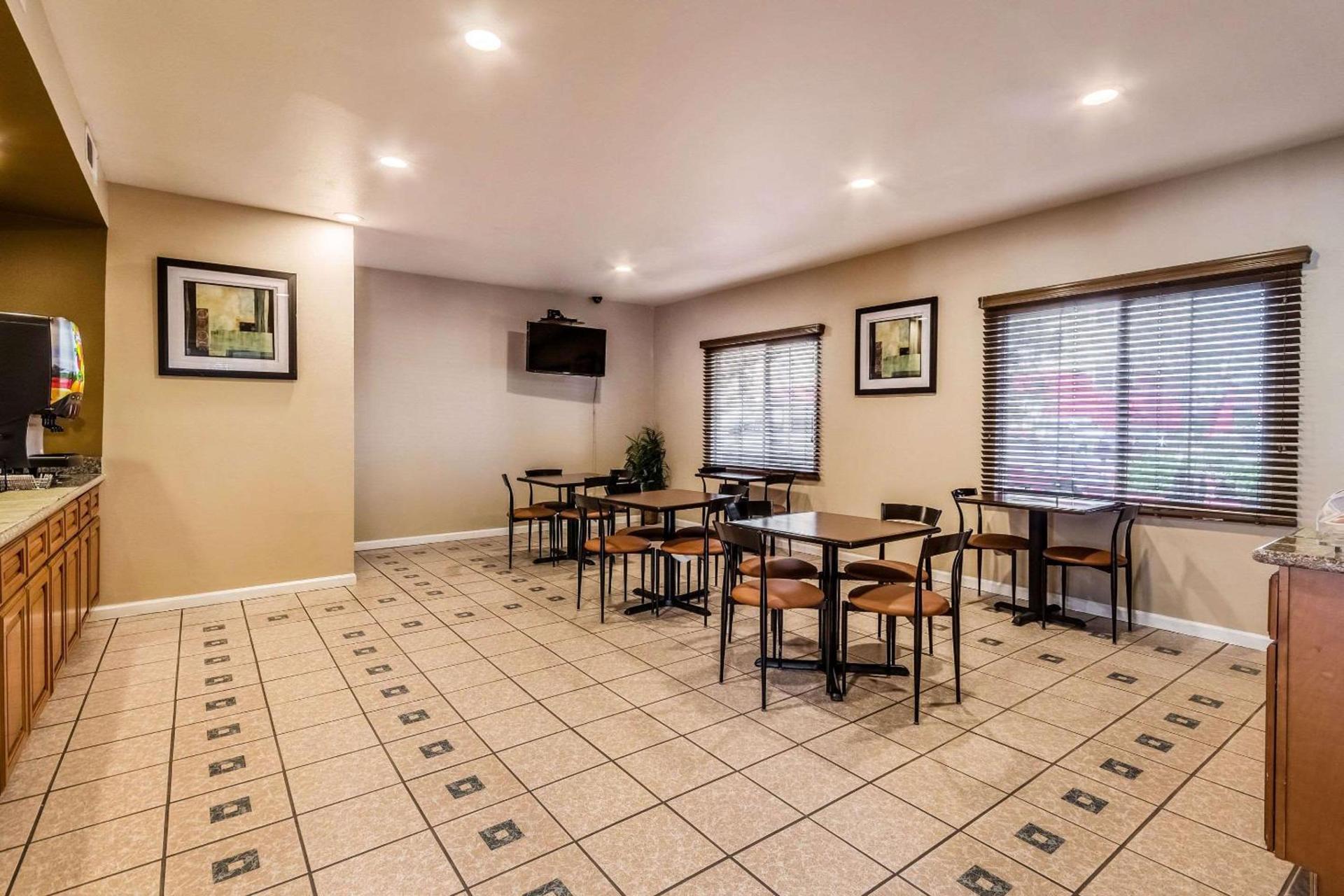 Quality Inn Fresno Near University photo 33