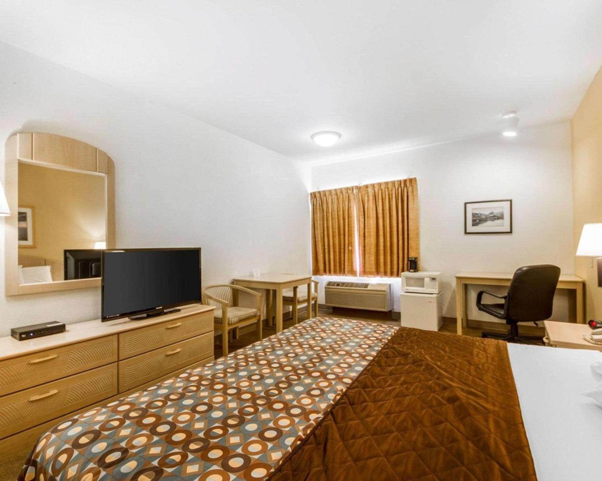 Pacific Coast Inn photo 11