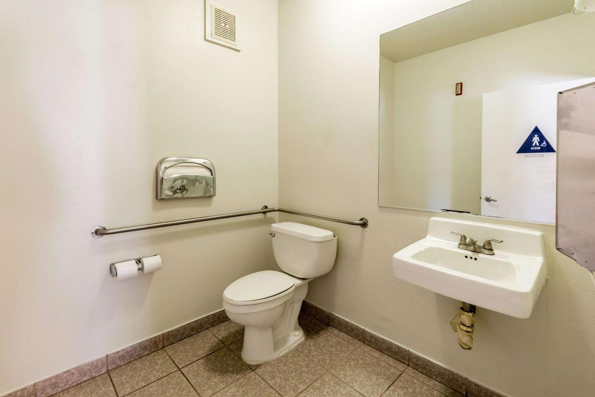 Quality Inn Fresno Near University photo 12