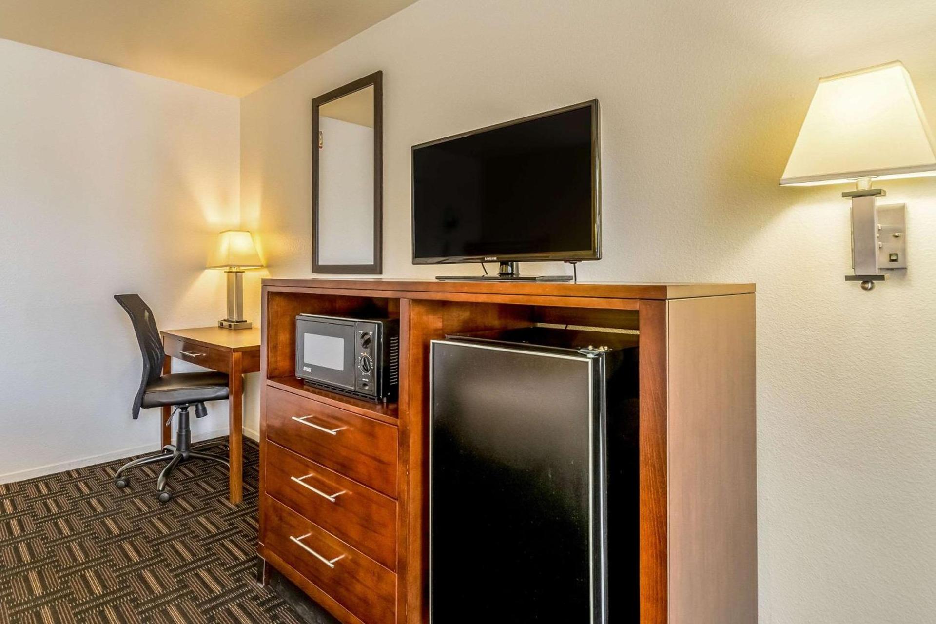 Quality Inn Fresno Near University photo 14