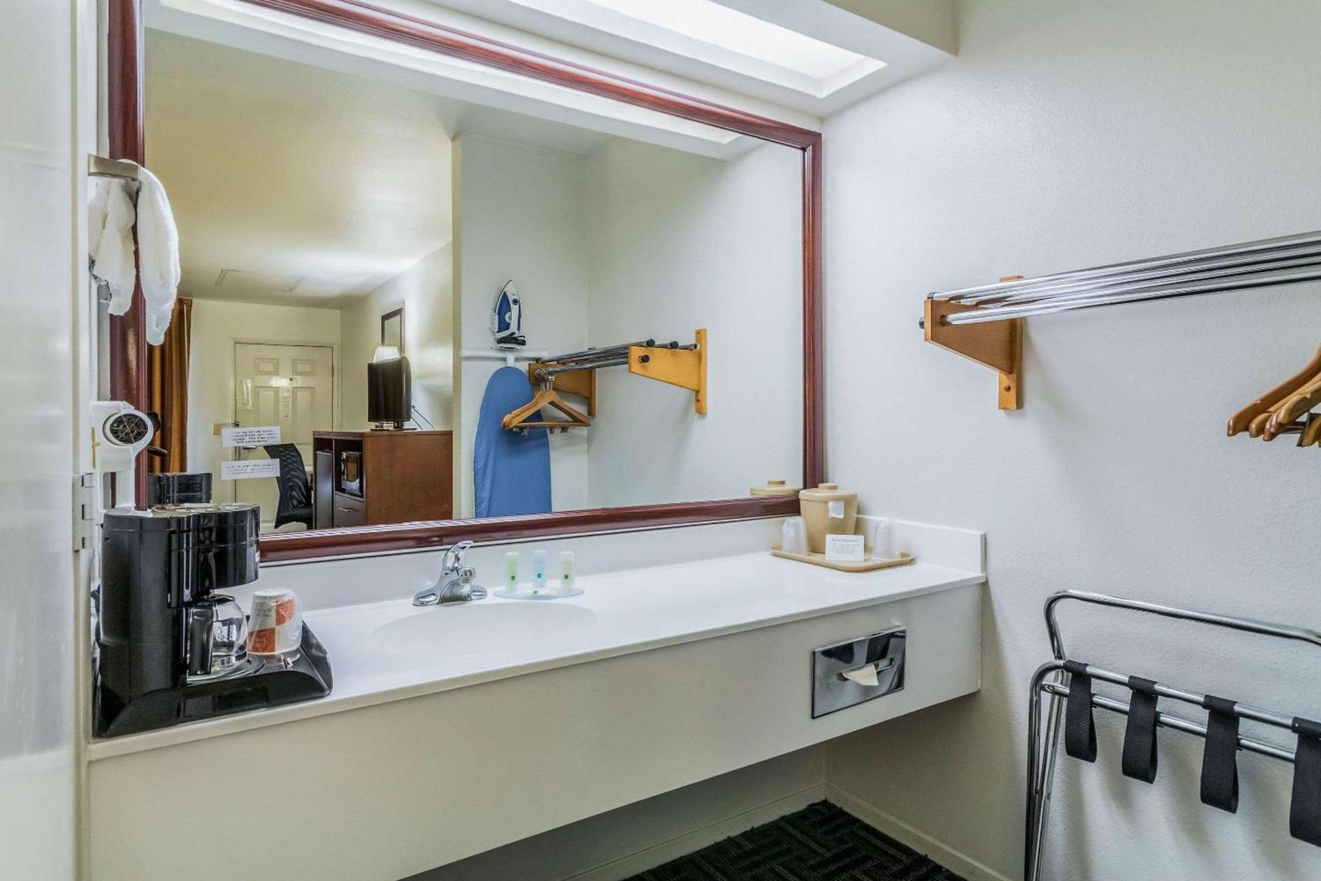 Quality Inn Fresno Near University photo 26