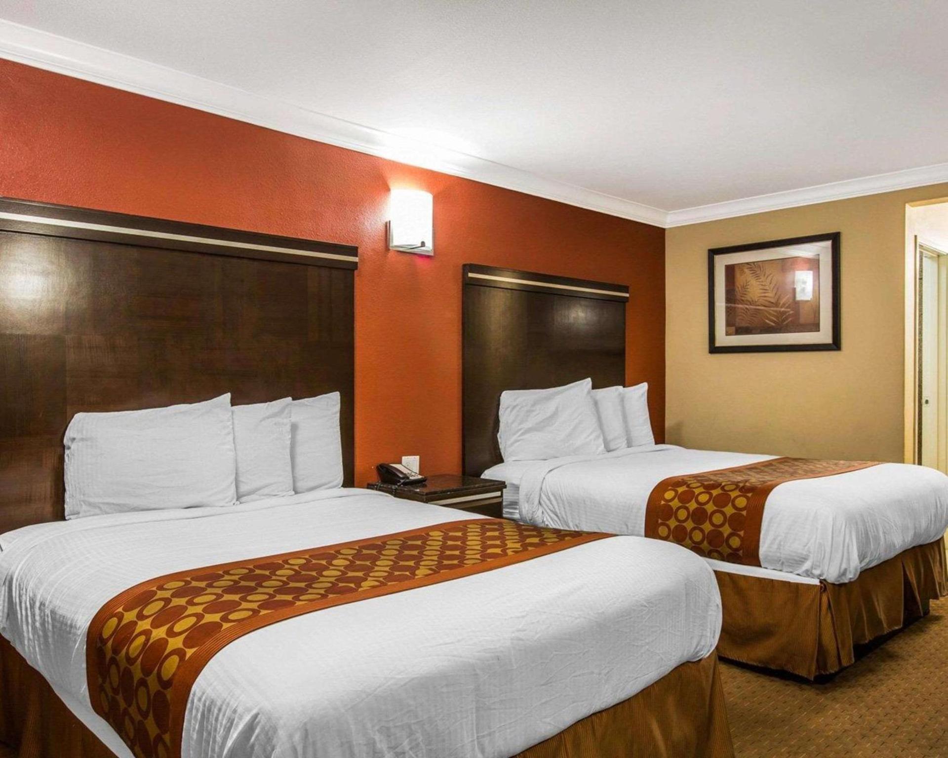 Rodeway Inn & Suites Corona photo 12